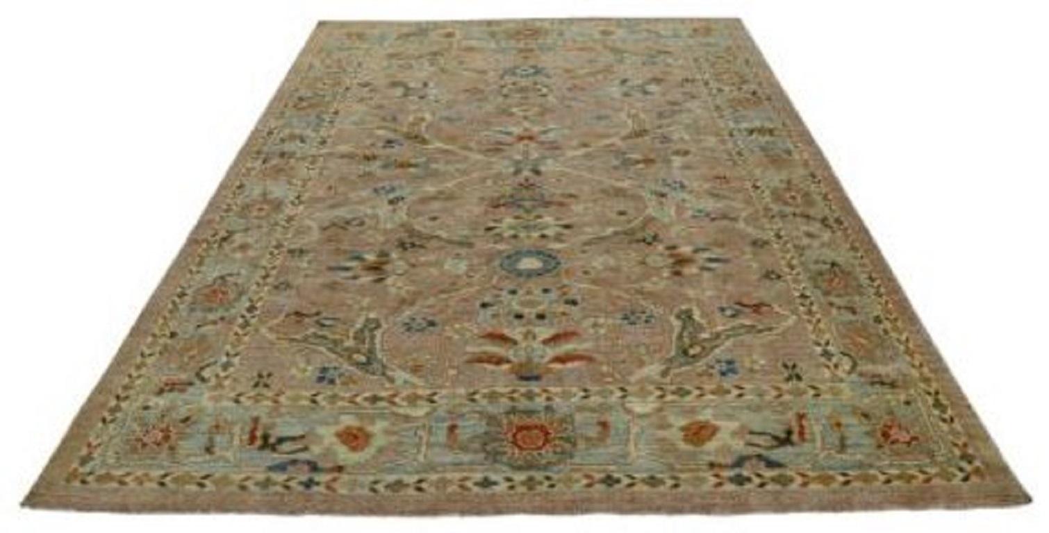 Entdecken Sie die Eleganz der persischen Sultanabad Teppiche von CIRCA 1990. Dieses exklusive Design aus Wolle und BluePink ist perfekt, um Ihren Raum zu verschönern.