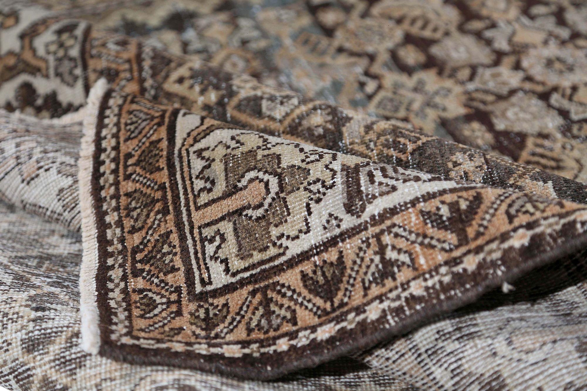 Scopri l'eleganza dei Sultanabad Rugs persiani con i tappeti CIRCA del 1880. Progettato in lana e marrone, questo design esclusivo è perfetto per valorizzare il tuo spazio.