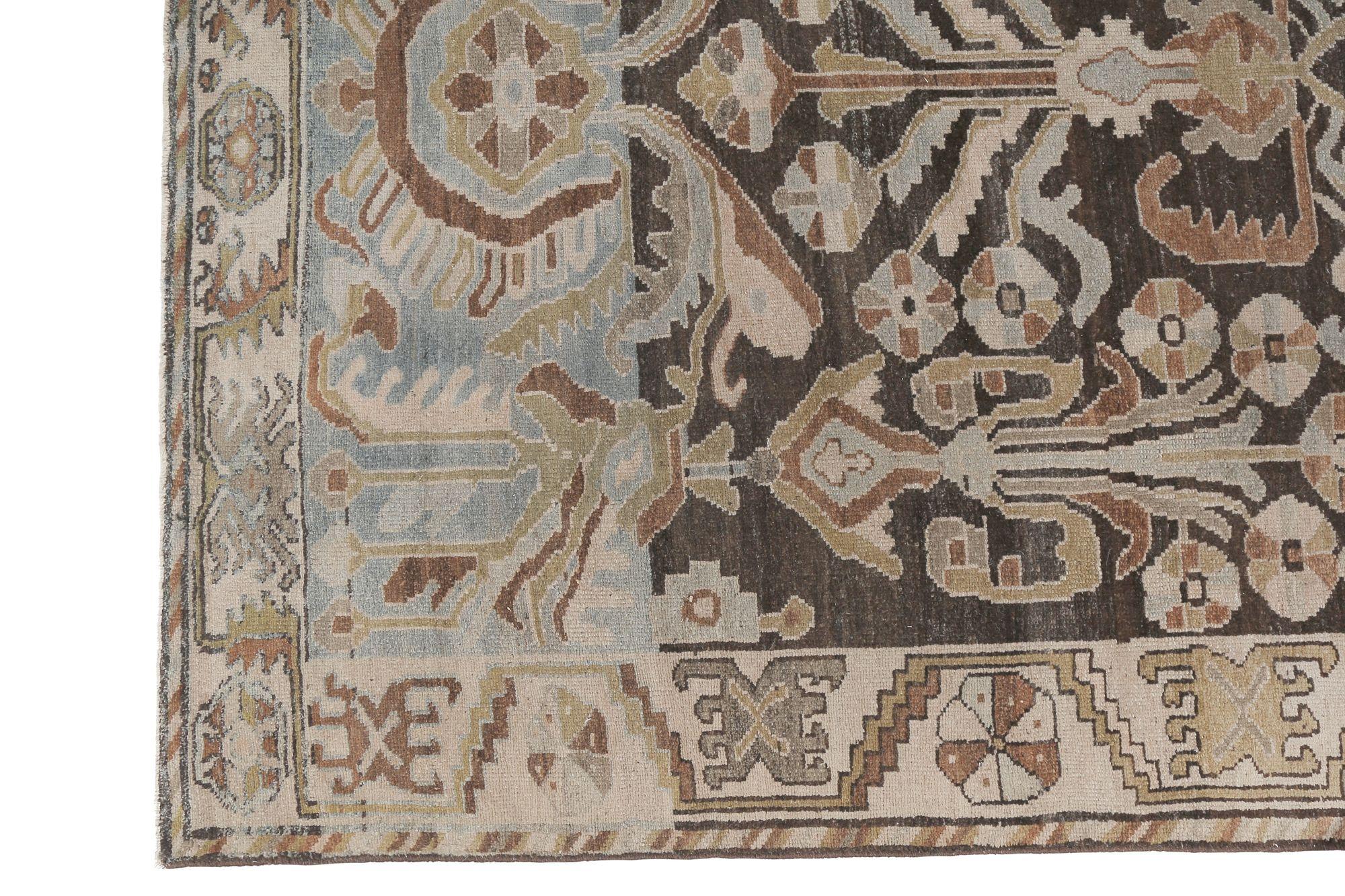 Entdecken Sie die Eleganz der persischen Sultanabad Teppiche von CIRCA 1910. Dieses exklusive Design aus Wolle in den Farben Braun, Elfenbein und Hellblau ist perfekt, um Ihren Raum zu verschönern.