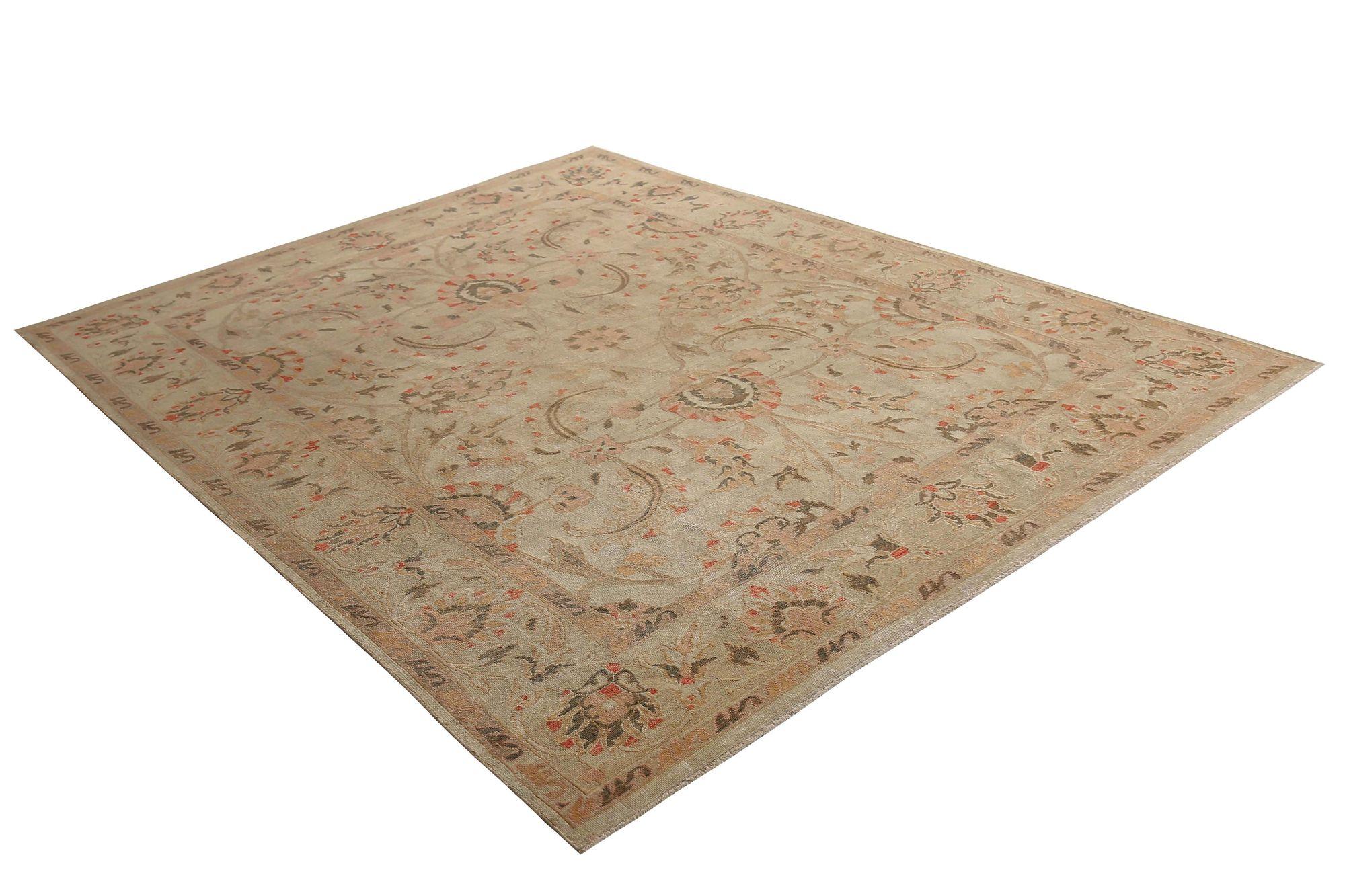 Entdecken Sie die Eleganz der persischen Sultanabad Teppiche von CIRCA 1910. Dieses exklusive Design aus Wolle und Elfenbein ist perfekt, um Ihren Raum zu verschönern.
