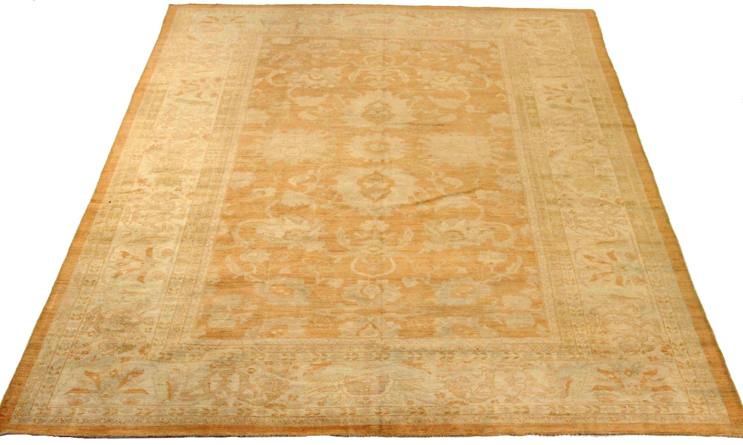Scopri l'eleganza dei Sultanabad Rugs persiani con i tappeti CIRCA del 1990. Progettato con lana e avorio, questo design esclusivo è perfetto per valorizzare il tuo spazio.
