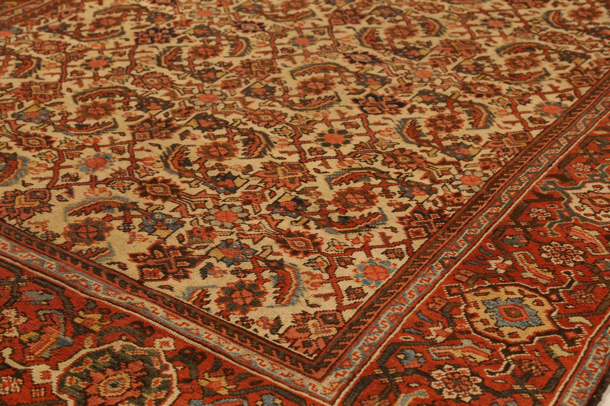 Entdecken Sie die Eleganz der persischen Sultanabad Teppiche von CIRCA 1880. Dieses exklusive Design aus Wolle und Elfenbeinrot ist perfekt, um Ihren Raum zu verschönern.
