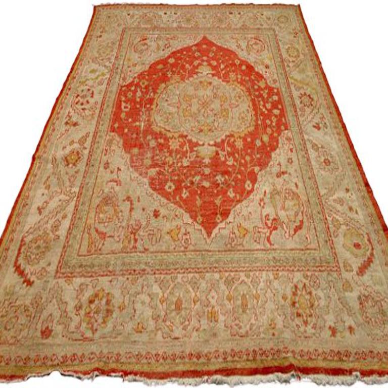 Entdecken Sie die Eleganz der persischen Sultanabad Teppiche von CIRCA 1880. Dieses exklusive Design aus Wolle und Elfenbeinrot-Gelb ist perfekt, um Ihren Raum zu verschönern.