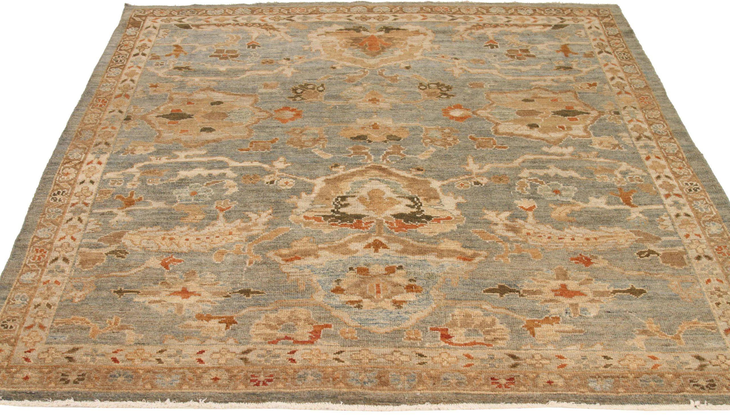 Scopri l'eleganza del Sultanabad persiano, caratterizzato da una splendida lavorazione artigianale del 1990 circa. Progettato con una meticolosa attenzione ai dettagli, questo design esclusivo è perfetto per valorizzare il tuo spazio.