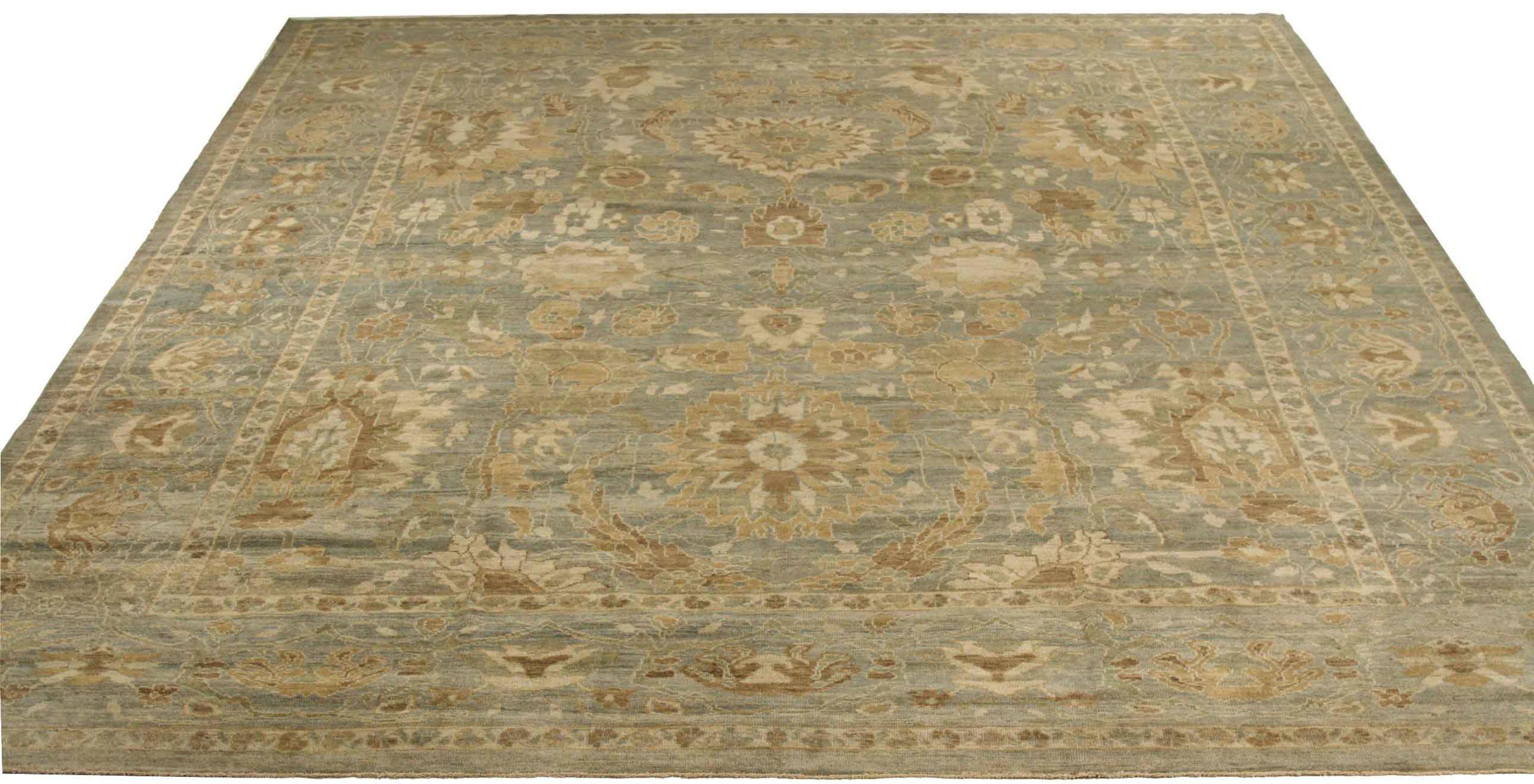 Entdecken Sie die Eleganz des persischen Sultanabad mit seiner wunderschönen Handwerkskunst von CIRCA 1990. Dieses exklusive Design, das mit viel Liebe zum Detail entworfen wurde, ist perfekt, um Ihren Raum zu verschönern.