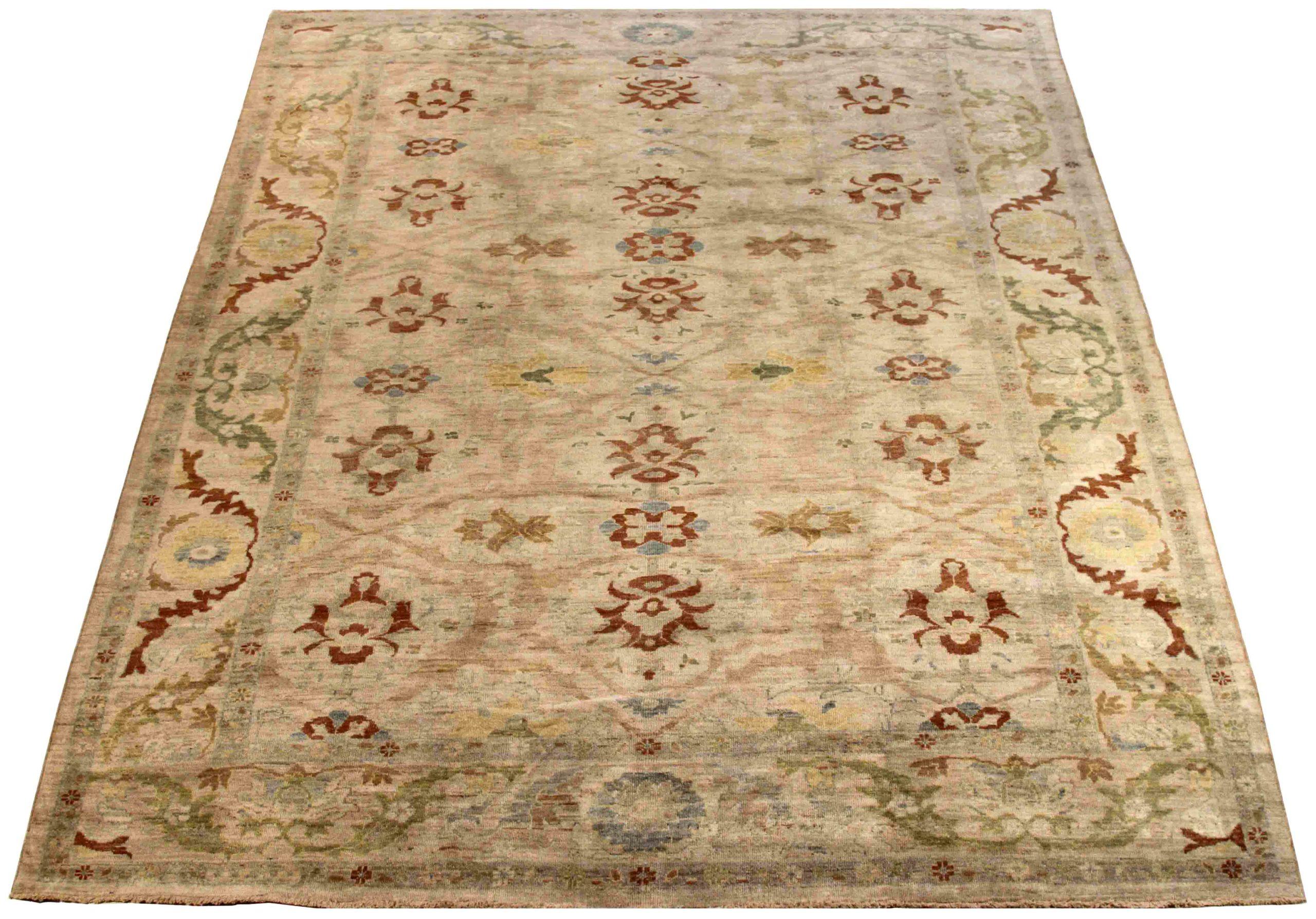 Scopri l'eleganza del Sultanabad persiano, caratterizzato da una splendida lavorazione artigianale del 1990 circa. Progettato con una meticolosa attenzione ai dettagli, questo design esclusivo è perfetto per valorizzare il tuo spazio.
