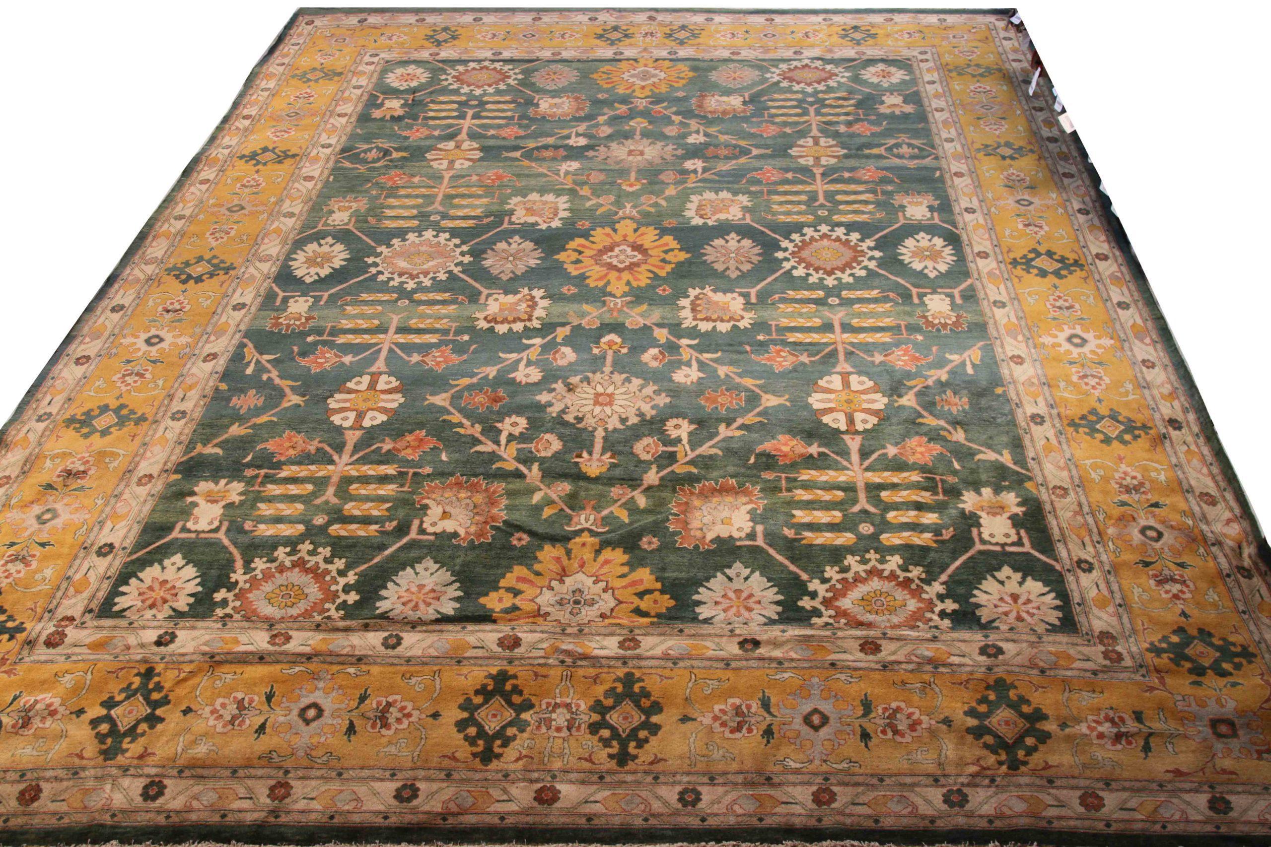 Entdecken Sie die Eleganz des persischen Sultanabad mit seiner wunderschönen Handwerkskunst von CIRCA 1990. Dieses exklusive Design, das mit viel Liebe zum Detail entworfen wurde, ist perfekt, um Ihren Raum zu verschönern.