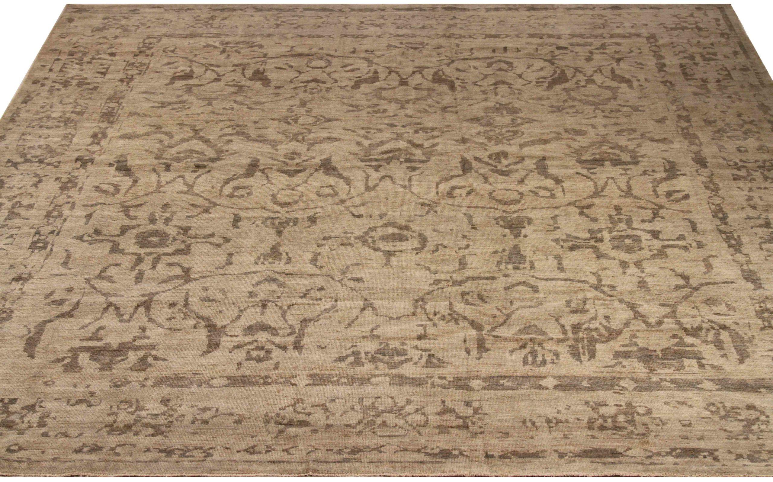 Entdecken Sie die Eleganz des persischen Sultanabad mit seiner wunderschönen Handwerkskunst von CIRCA 1990. Dieses exklusive Design, das mit viel Liebe zum Detail entworfen wurde, ist perfekt, um Ihren Raum zu verschönern.