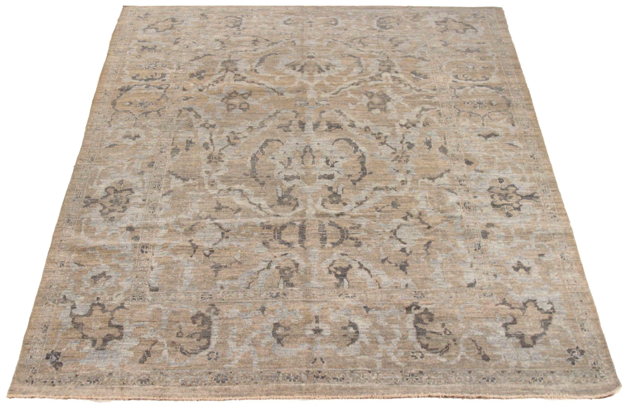 Scopri l'eleganza del Sultanabad persiano, caratterizzato da una splendida lavorazione artigianale. Progettato con una meticolosa attenzione ai dettagli, questo design esclusivo è perfetto per valorizzare il tuo spazio.