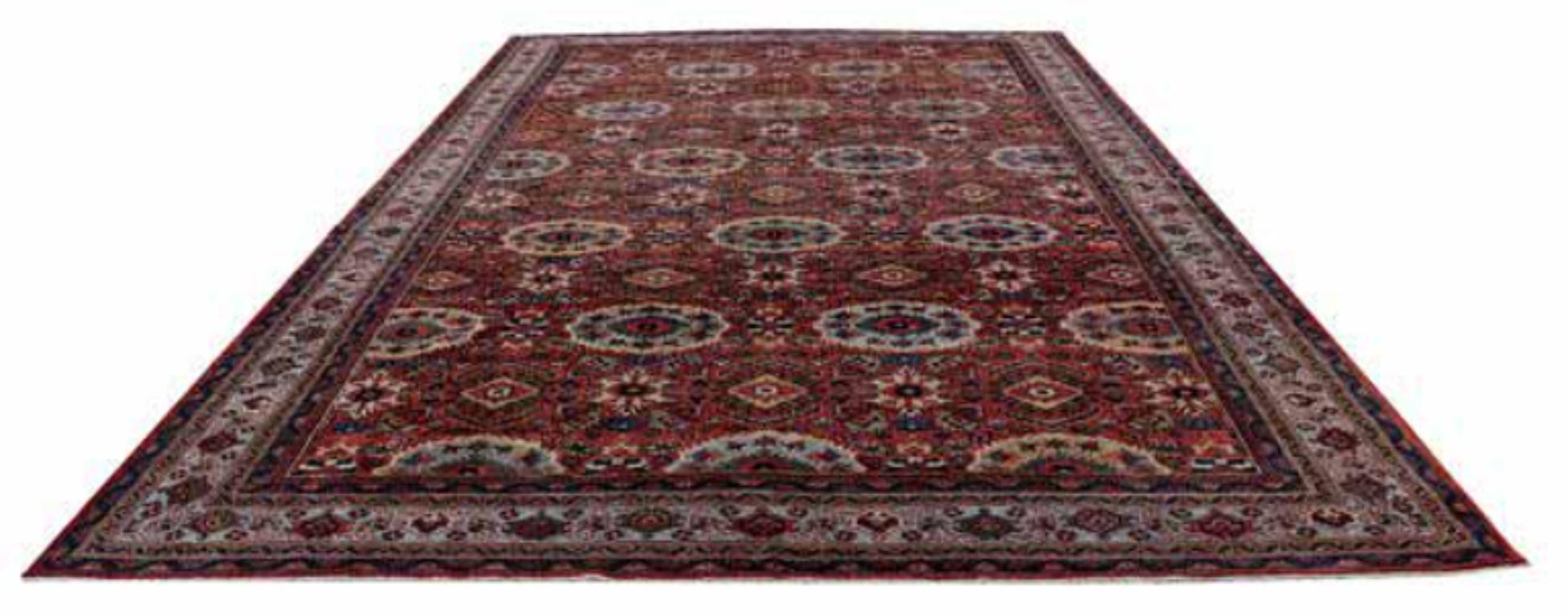 Entdecken Sie die Eleganz des persischen Sultanabad-Teppichs in Übergröße aus der Zeit um 1880. Dieses exklusive Design mit Wolle und BlueRed ist perfekt, um Ihren Raum zu verschönern.