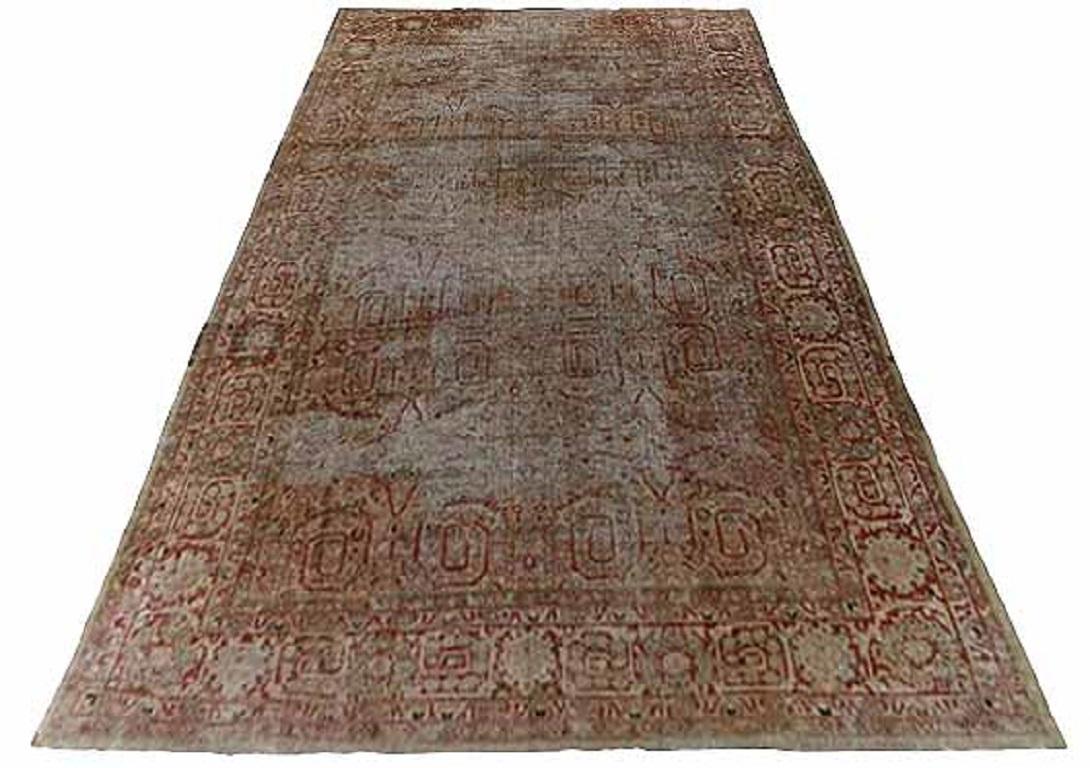 Entdecken Sie die Eleganz des persischen Sultanabad-Teppichs in Übergröße aus der Zeit um 1880. Dieses exklusive Design aus Wolle und Elfenbeinrot ist perfekt, um Ihren Raum zu verschönern.