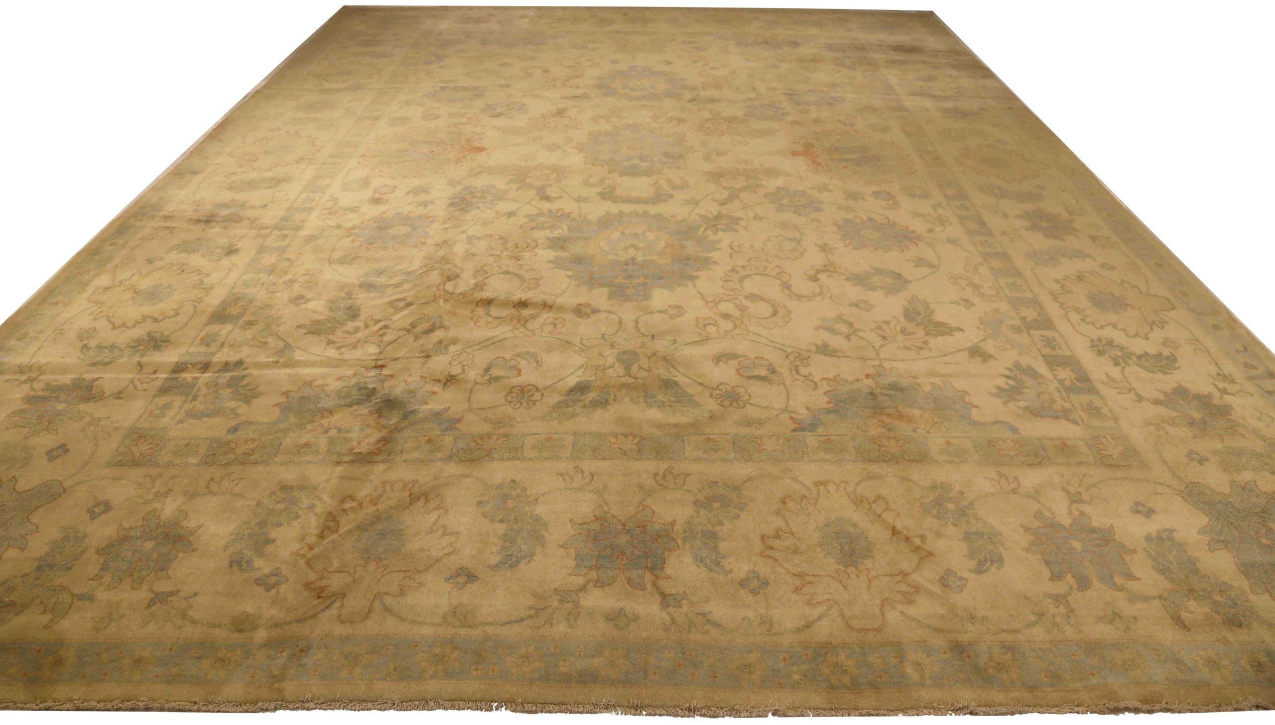 Entdecken Sie die Eleganz des persischen Sultanabad-Teppichs in Übergröße aus der Zeit um 1910. Dieses exklusive Design aus Wolle und Blau-Elfenbein eignet sich perfekt, um Ihren Raum zu verschönern.
