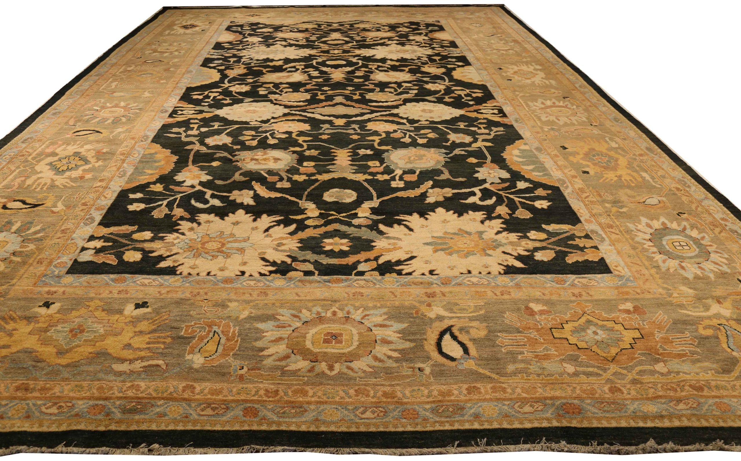 Entdecken Sie die Eleganz des persischen Sultanabad-Teppichs in Übergröße aus der Zeit um 1990. Dieses exklusive Design aus Wolle und BlackIvoryTaupe ist perfekt, um Ihren Raum zu verschönern.