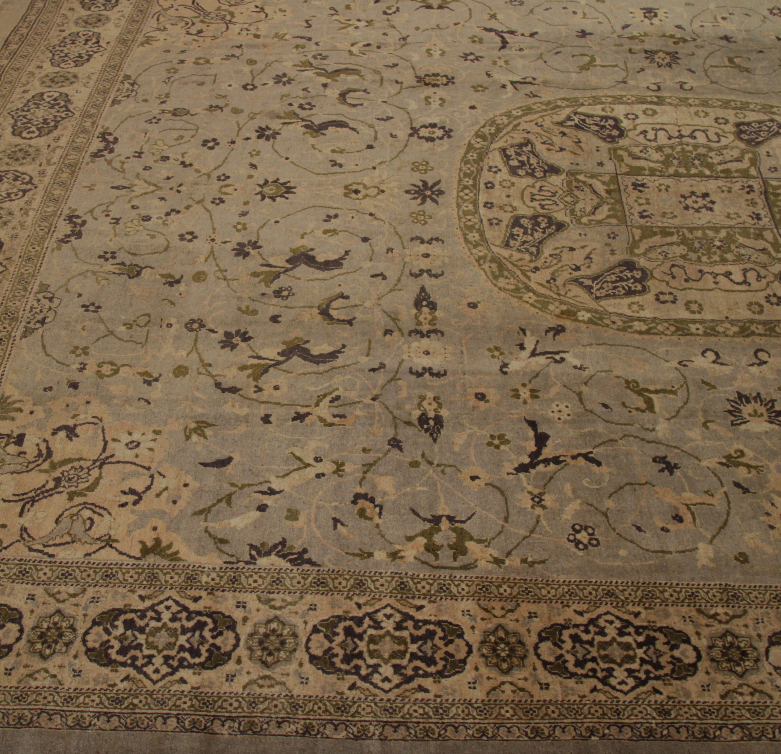 Entdecken Sie die Eleganz des persischen Sultanabad-Teppichs in Übergröße aus der Zeit um 1880. Dieses exklusive Design aus Wolle und BraunGrünElfenbeinTaupe eignet sich perfekt, um Ihren Raum zu verschönern.