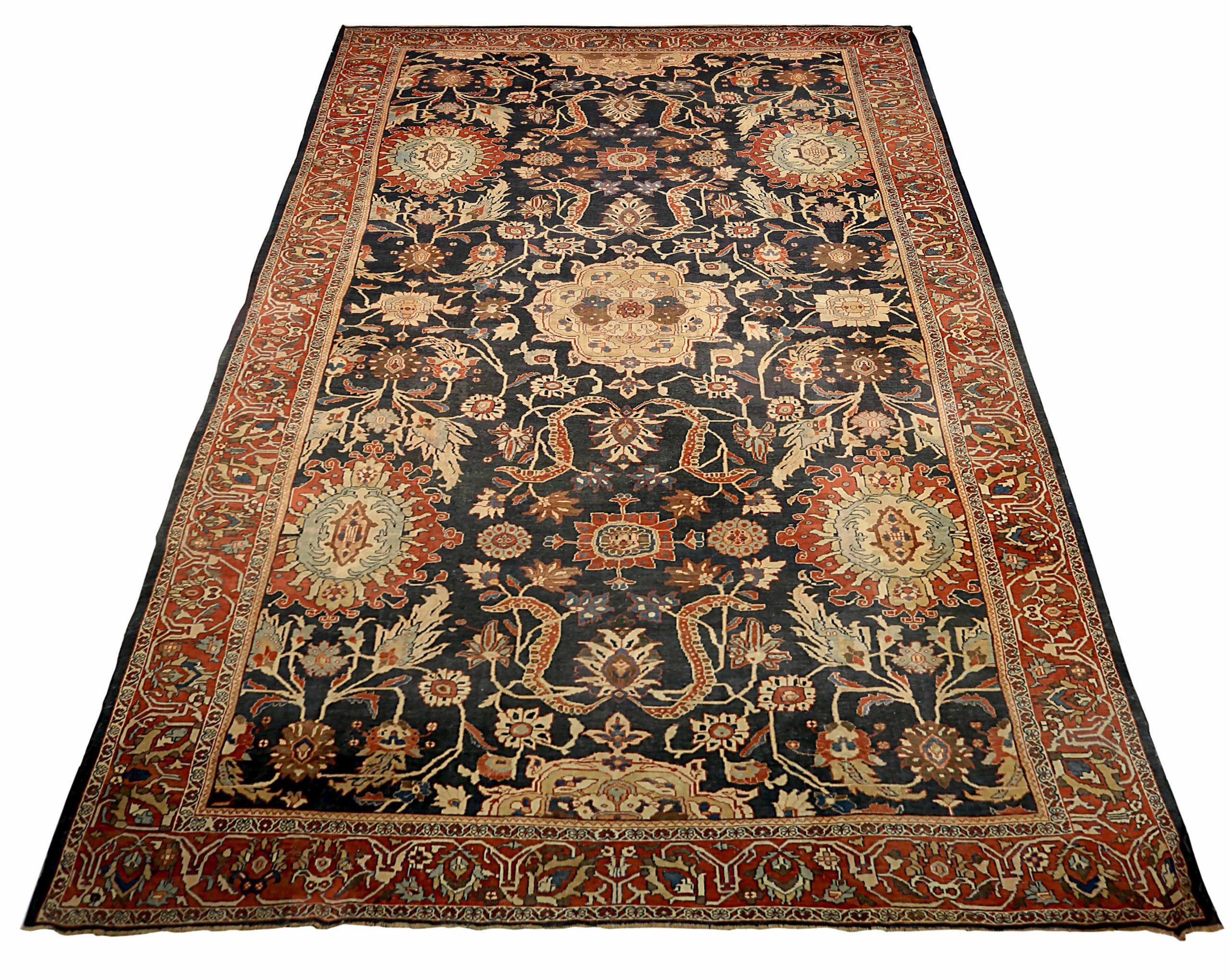 Entdecken Sie die Eleganz des persischen Sultanabad-Teppichs in Übergröße aus der Zeit um 1880. Dieses exklusive Design aus Wolle und ElfenbeinMarineblauRot ist perfekt, um Ihren Raum zu verschönern.