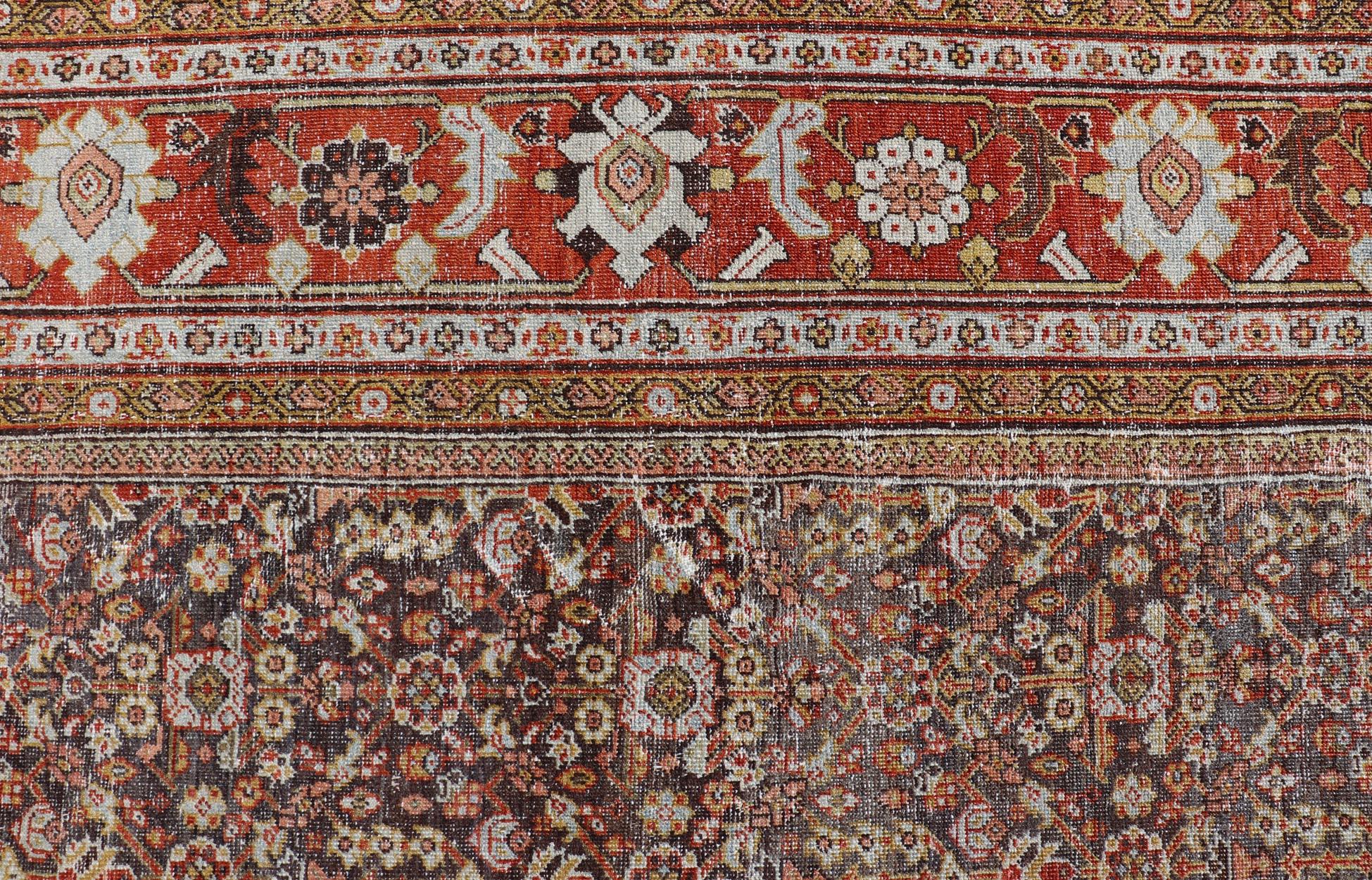 Persischer Sultanabad-Teppich mit All-Over-Design mit Medaillon in Braun und Rot  im Zustand „Gut“ im Angebot in Atlanta, GA
