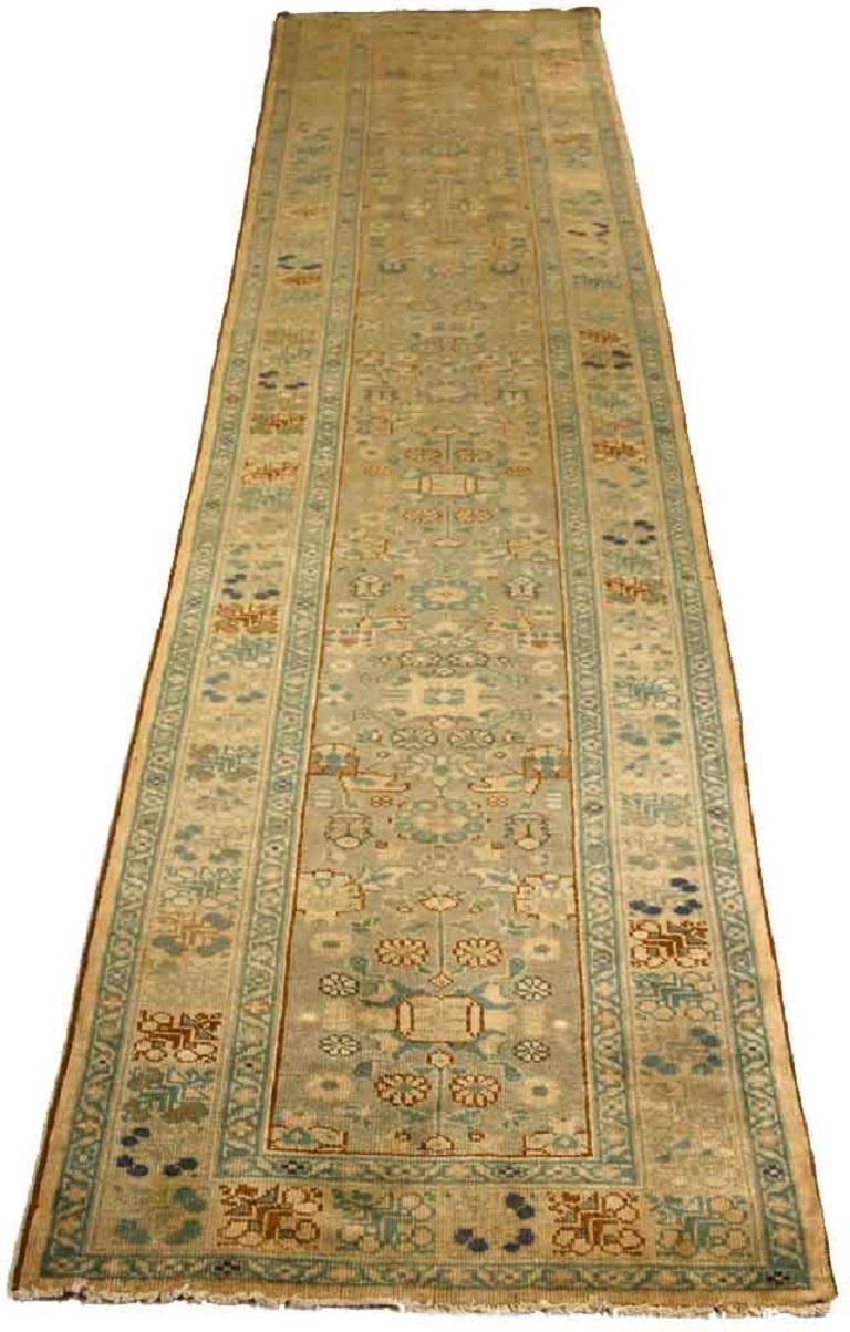 Découvrez l'élégance du tapis persan Sultanabad de Circa 1940. Conçu avec de la laine et du BlueGreenIvory, ce design exclusif est parfait pour mettre en valeur votre espace.