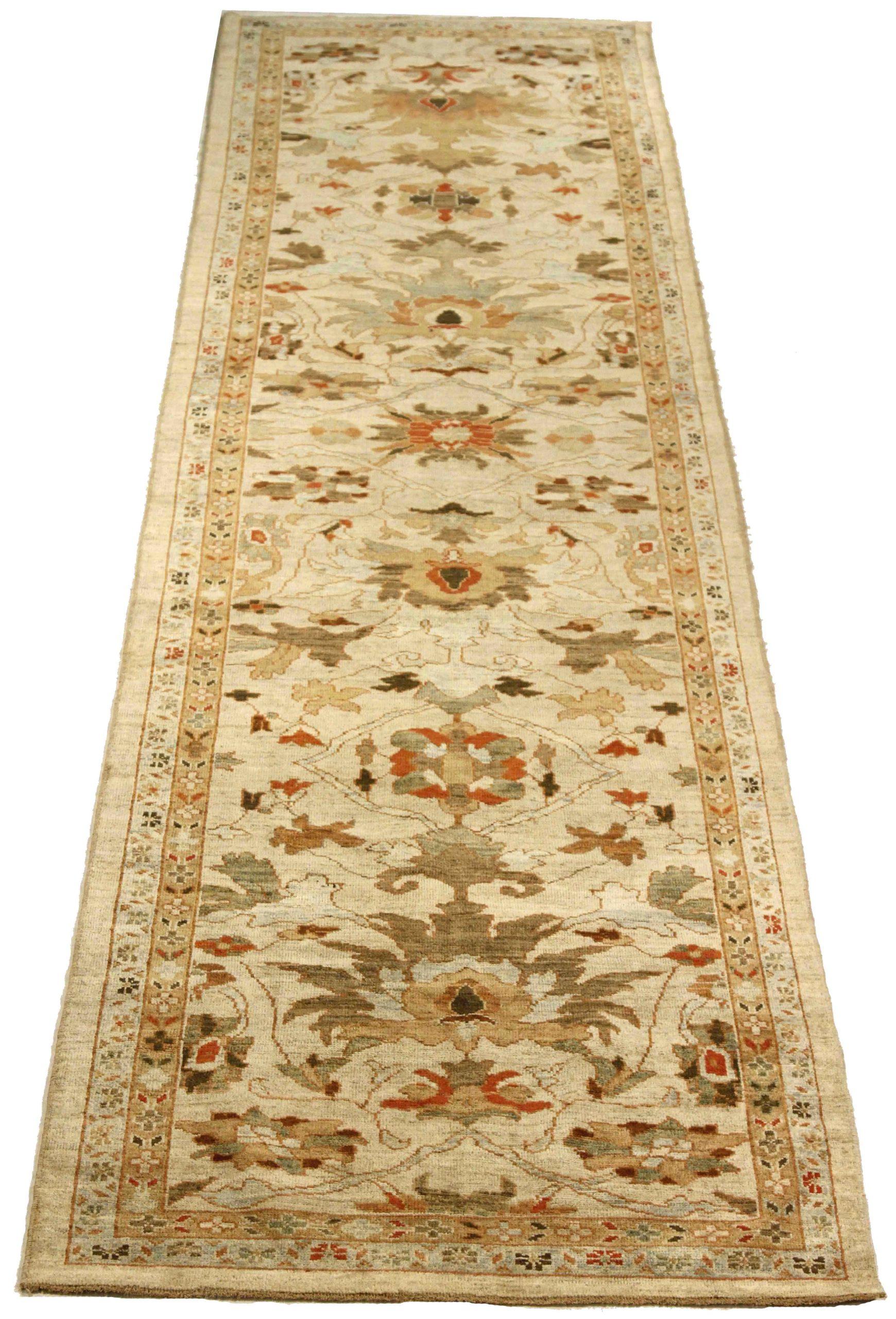 Entdecken Sie die Eleganz des persischen Sultanabad-Teppichs mit Läufern von CIRCA 1990. Dieses exklusive Design, das mit viel Liebe zum Detail entworfen wurde, ist perfekt, um Ihren Raum zu verschönern.