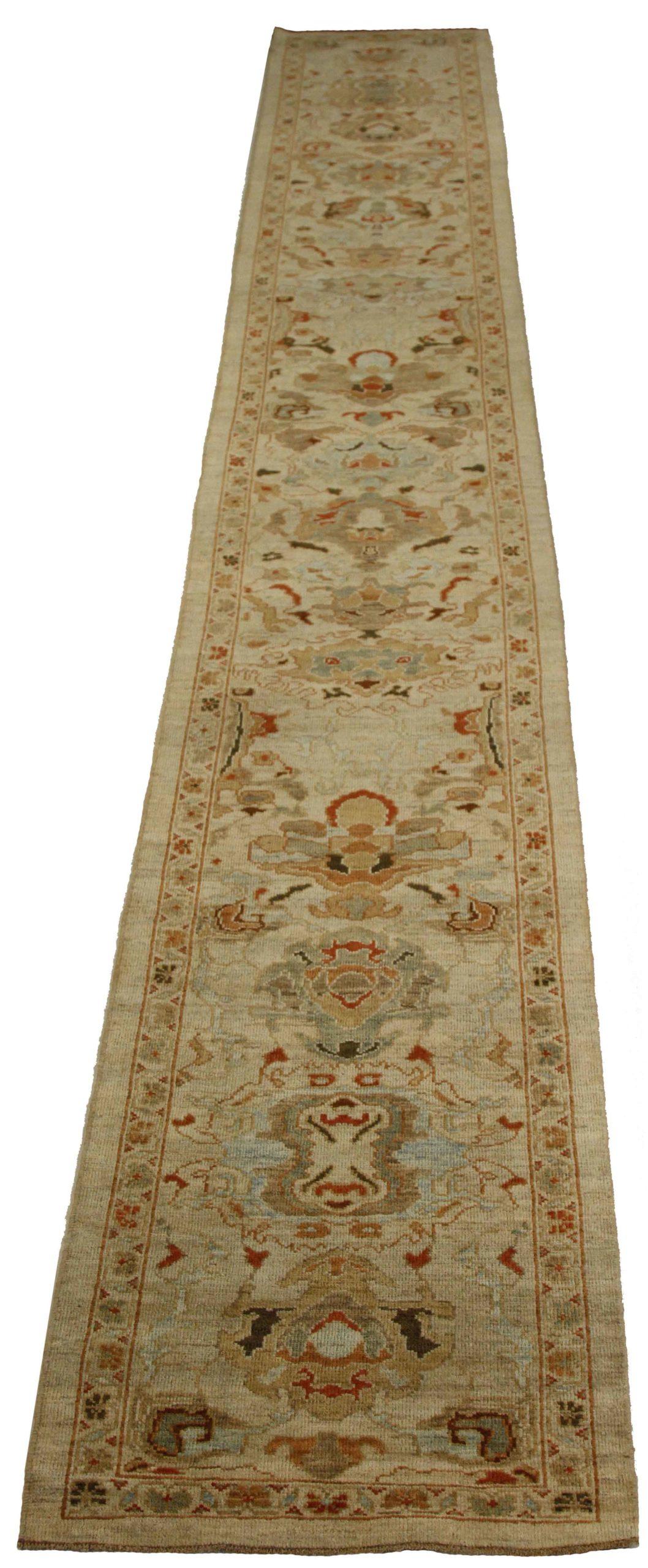 Entdecken Sie die Eleganz des persischen Sultanabad-Teppichs mit Läufern von CIRCA 1990. Dieses exklusive Design, das mit viel Liebe zum Detail entworfen wurde, ist perfekt, um Ihren Raum zu verschönern.