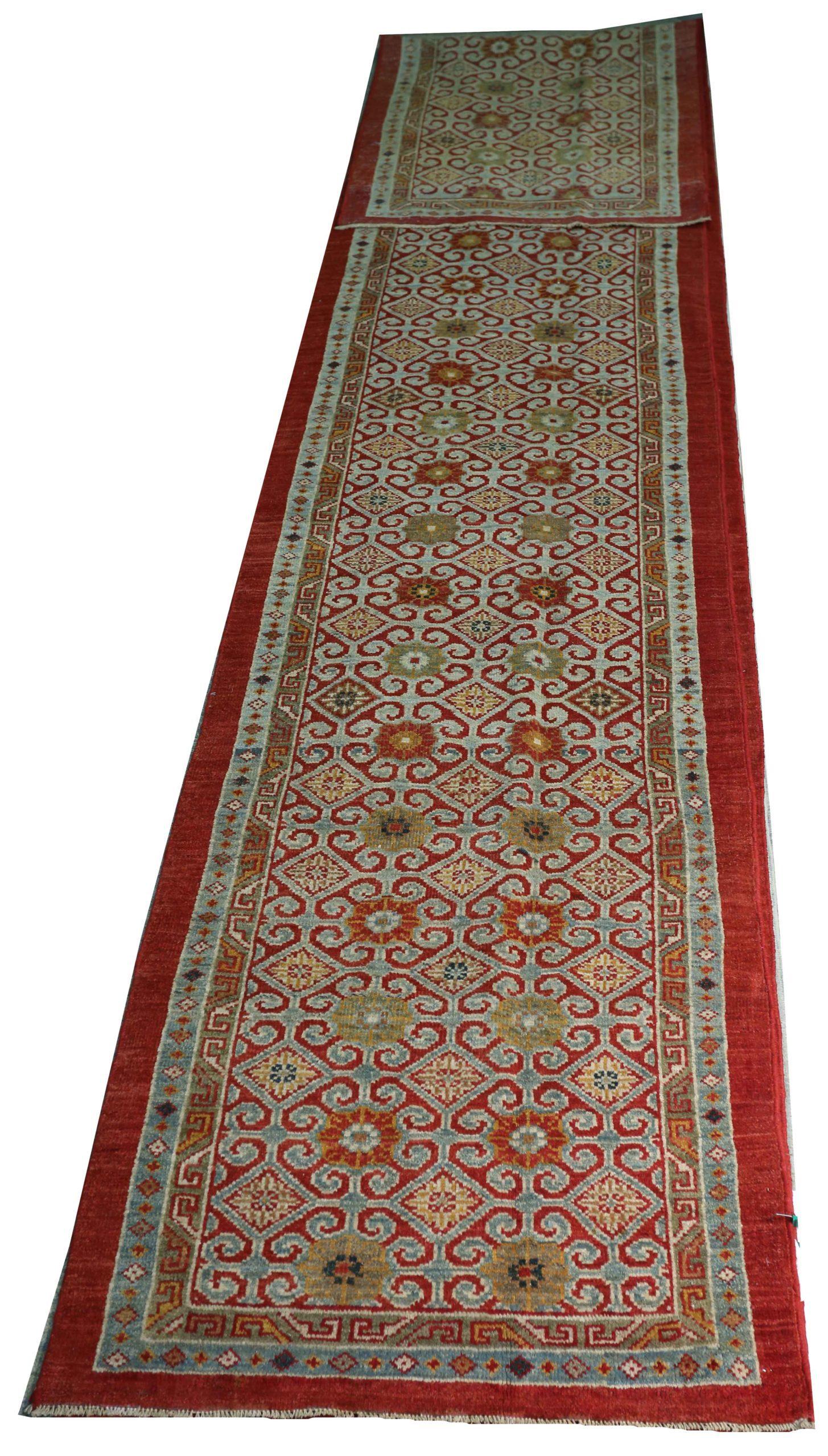 Découvrez l'élégance du tapis persan Sultanabad de Circa 1990. Conçu avec une attention méticuleuse aux détails, ce design exclusif est parfait pour mettre en valeur votre espace.