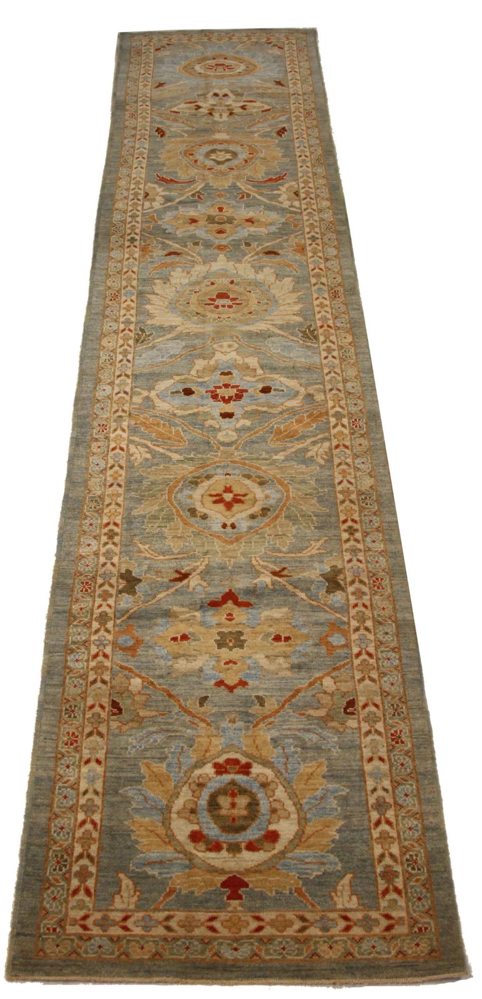 Entdecken Sie die Eleganz des persischen Sultanabad-Teppichs mit Läufern von CIRCA 1990. Dieses exklusive Design, das mit viel Liebe zum Detail entworfen wurde, ist perfekt, um Ihren Raum zu verschönern.