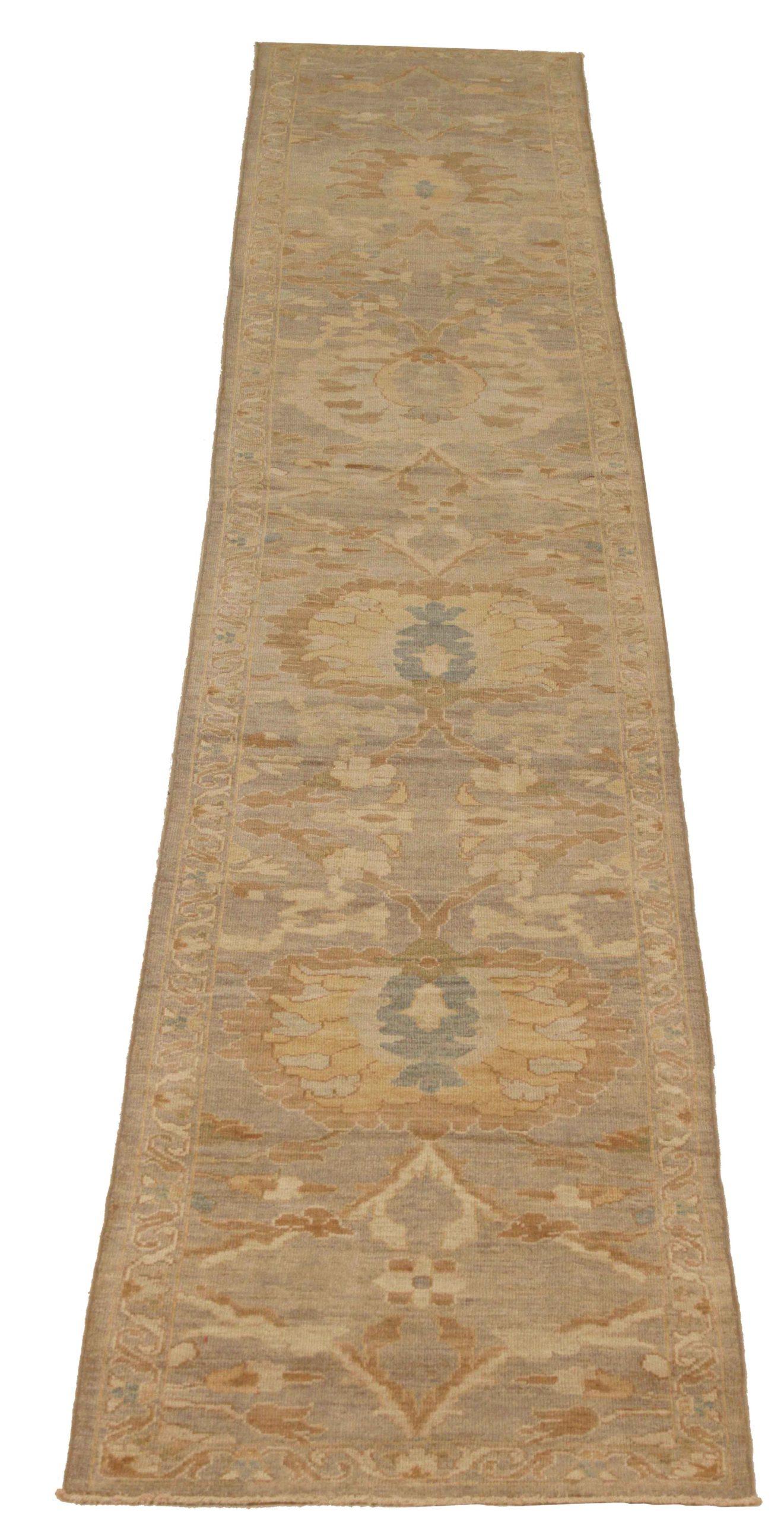 Entdecken Sie die Eleganz des persischen Sultanabad-Teppichs mit Läufern von CIRCA 1990. Dieses exklusive Design, das mit viel Liebe zum Detail entworfen wurde, ist perfekt, um Ihren Raum zu verschönern.
