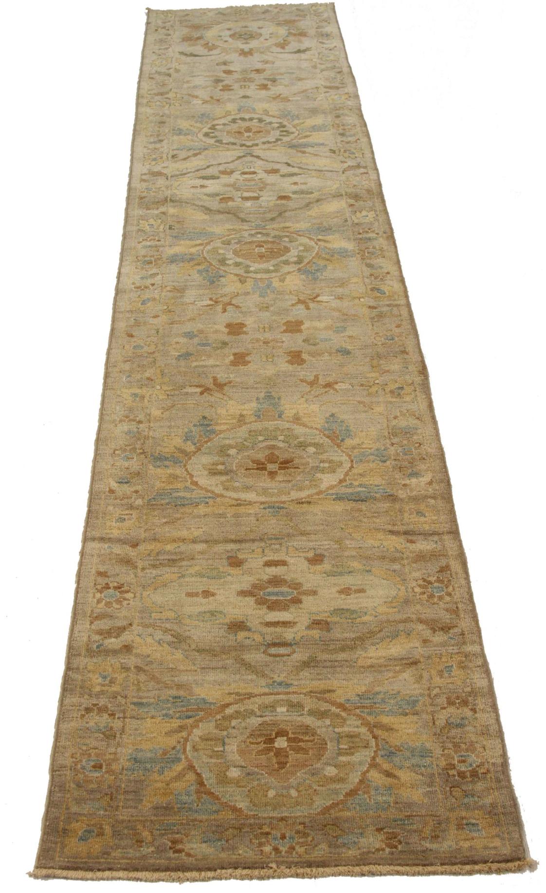 Entdecken Sie die Eleganz des persischen Sultanabad-Teppichs mit Läufern von CIRCA 1990. Dieses exklusive Design, das mit viel Liebe zum Detail entworfen wurde, ist perfekt, um Ihren Raum zu verschönern.