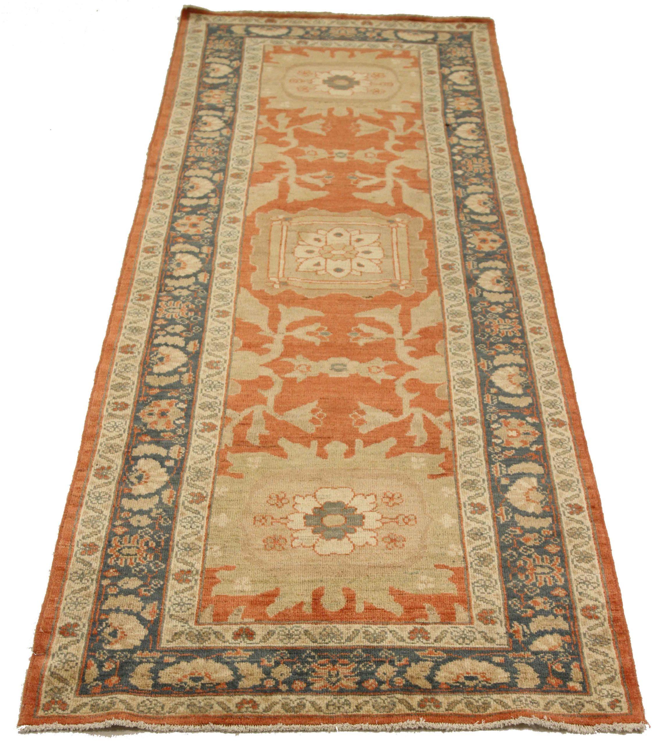 Scopri l'eleganza del tappeto persiano Sultanabad Rugs. Progettato con una meticolosa attenzione ai dettagli, questo design esclusivo è perfetto per valorizzare il tuo spazio.