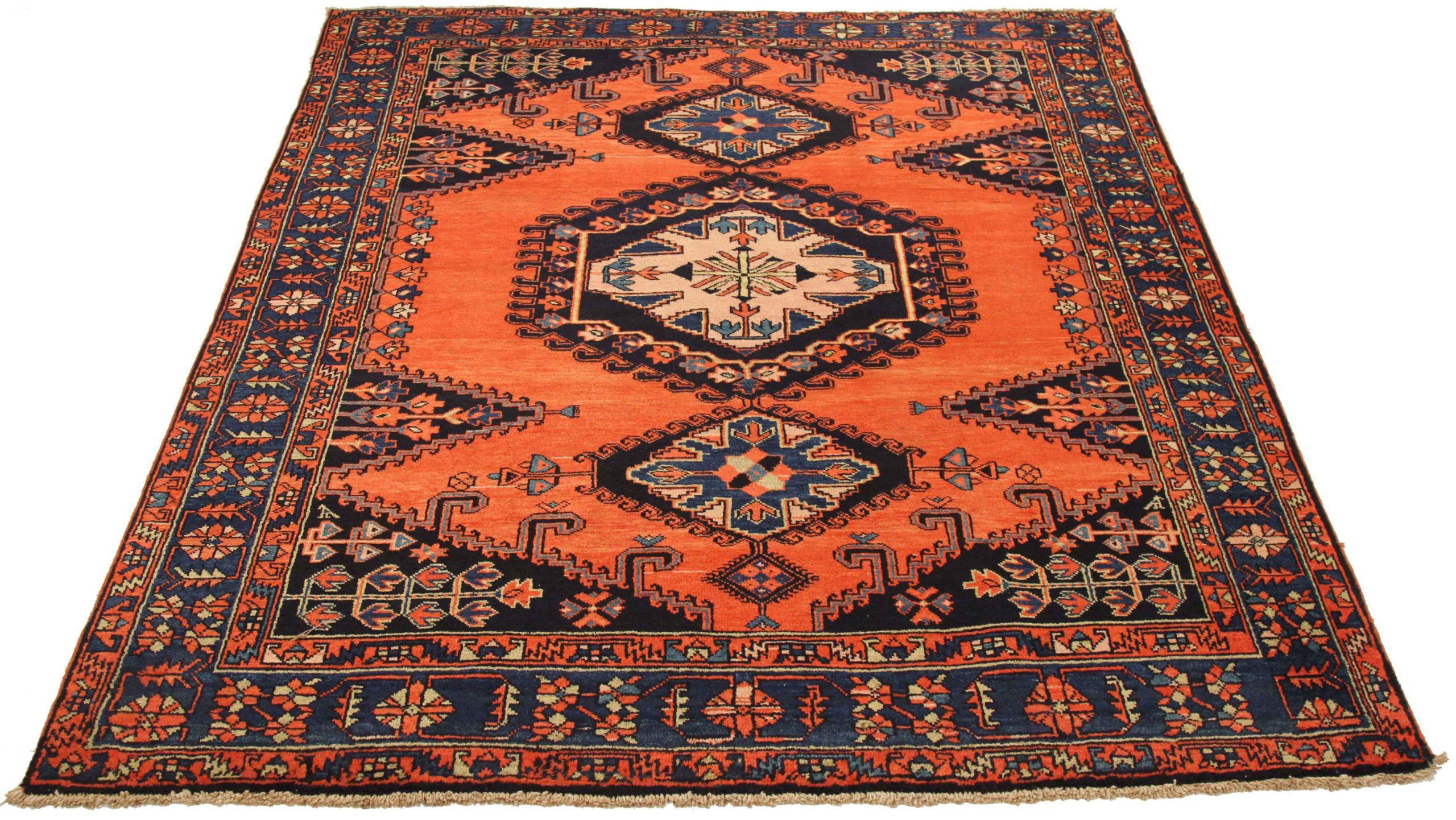 Découvrez l'élégance du petit tapis persan Sultanabad de Circa 1880. Conçu avec de la laine et du bleuIvoireBleu marineRouge, ce design exclusif est parfait pour mettre en valeur votre espace.