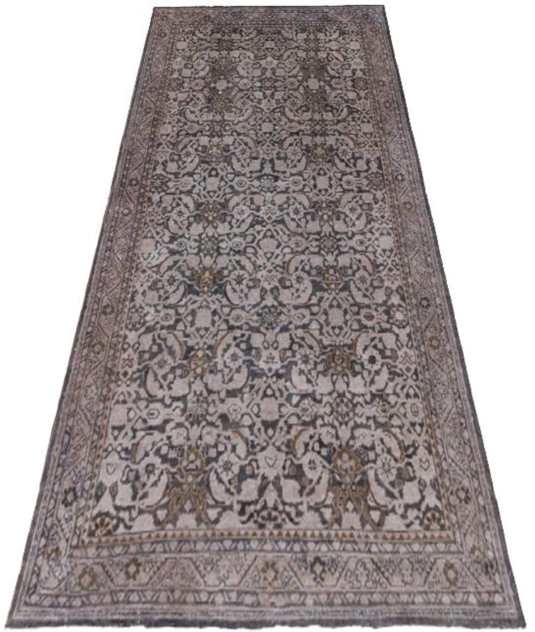 Scopri l'eleganza del Sultanabad Rugs persiano di piccole dimensioni del 1880. Progettato in lana e marrone-avorio, questo design esclusivo è perfetto per valorizzare il tuo spazio.