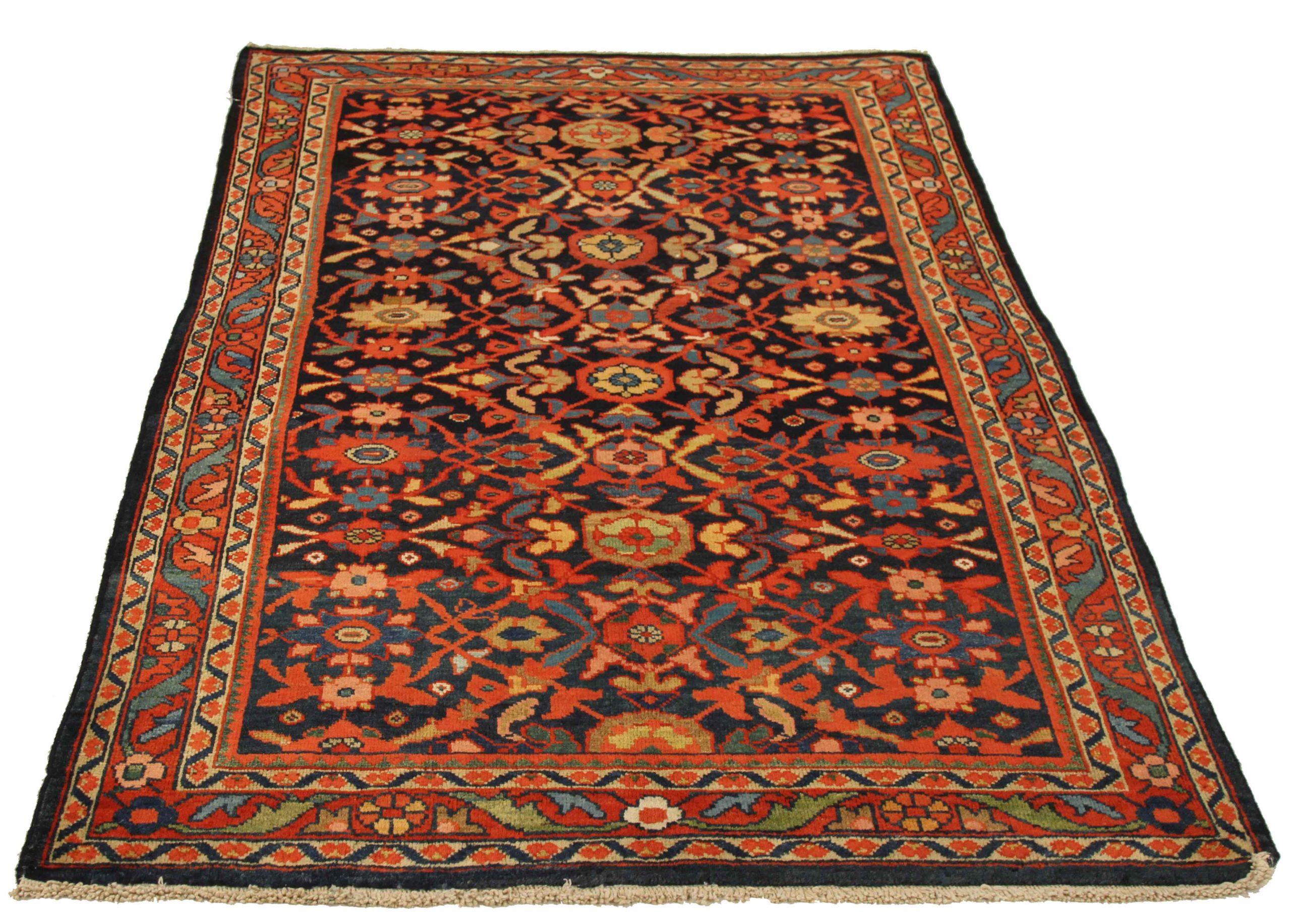 Entdecken Sie die Eleganz des persischen Sultanabad mit dem kleinen Teppich von CIRCA 1880. Dieses exklusive Design aus Wolle und Marineblau ist perfekt, um Ihren Raum zu verschönern.