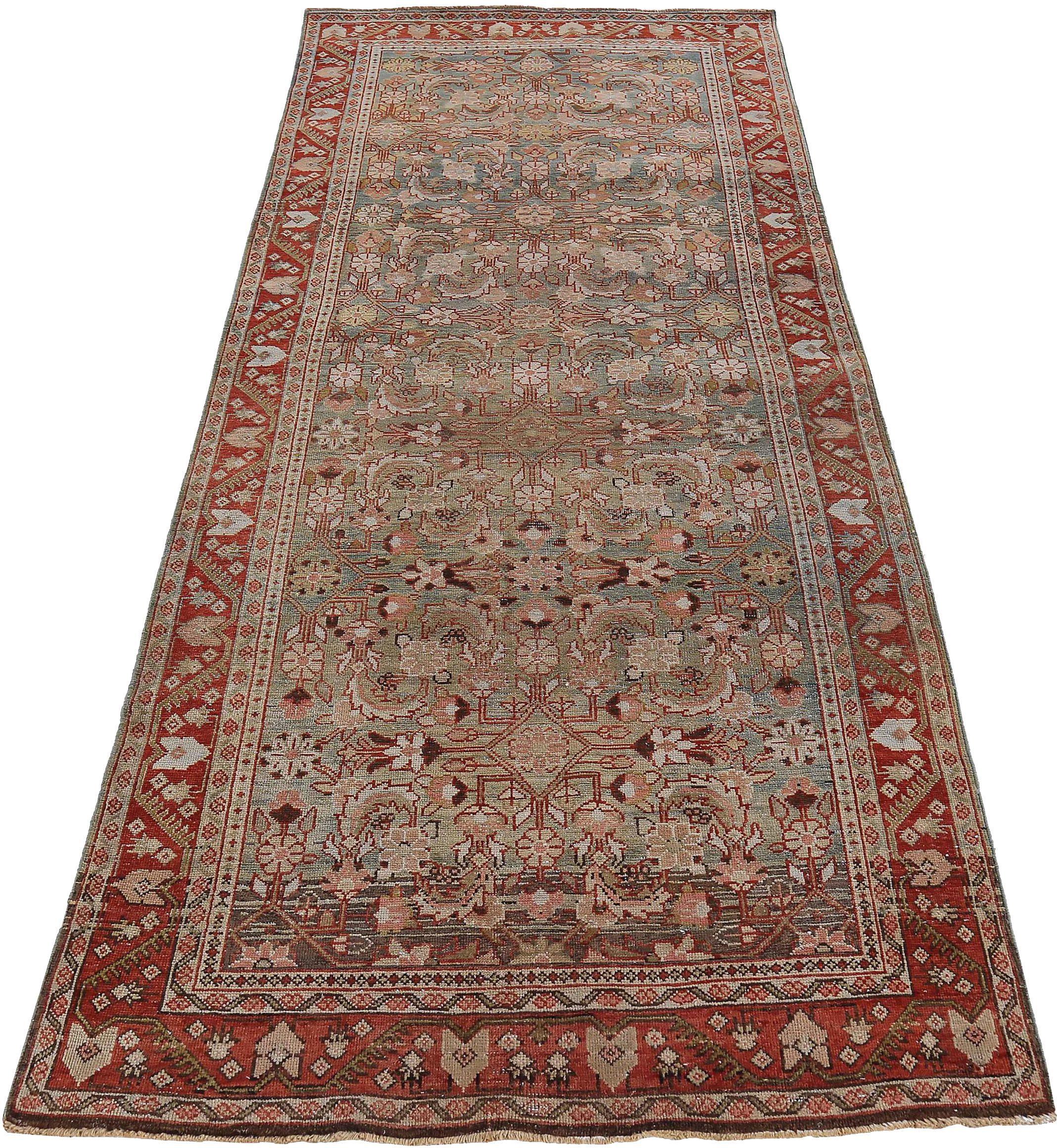 Entdecken Sie die Eleganz des persischen Sultanabad mit dem kleinen Teppich von CIRCA 1910. Dieses exklusive Design aus Wolle und Blau-Elfenbein-Rot ist perfekt, um Ihren Raum zu verschönern.