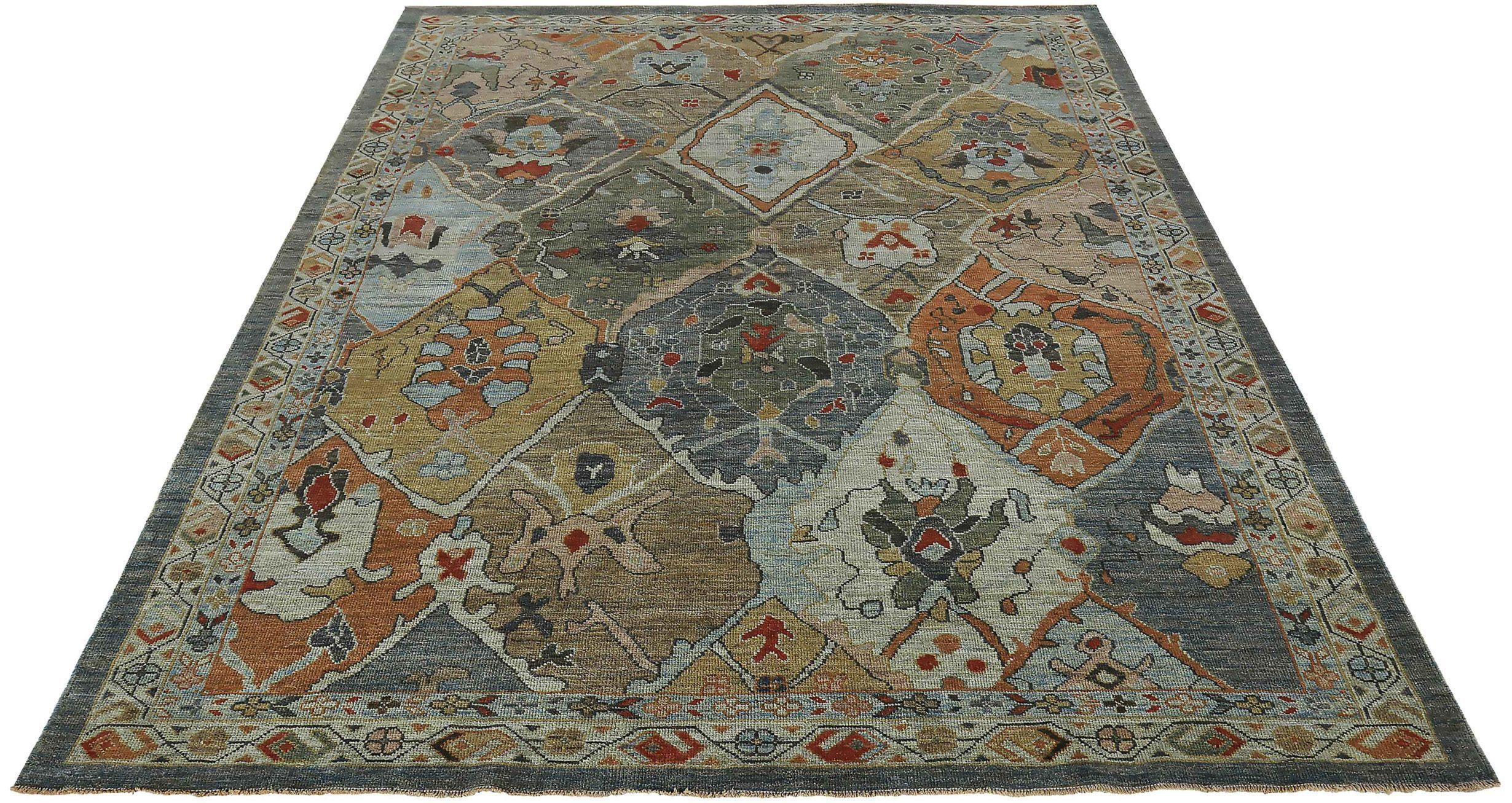 Découvrez l'élégance d'un petit tapis persan Sultanabad de Circa 1990. Conçu avec de la laine et du bleu-vert-orange-jaune, ce design exclusif est parfait pour mettre en valeur votre espace.