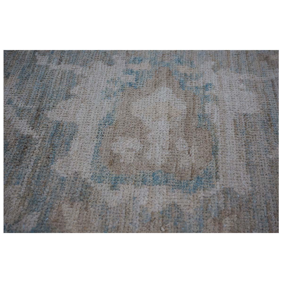 Alfombra de lana persa Sultanabad Rugs 10x14 Azul pizarra, marfil y tostado hecha a mano en venta 2