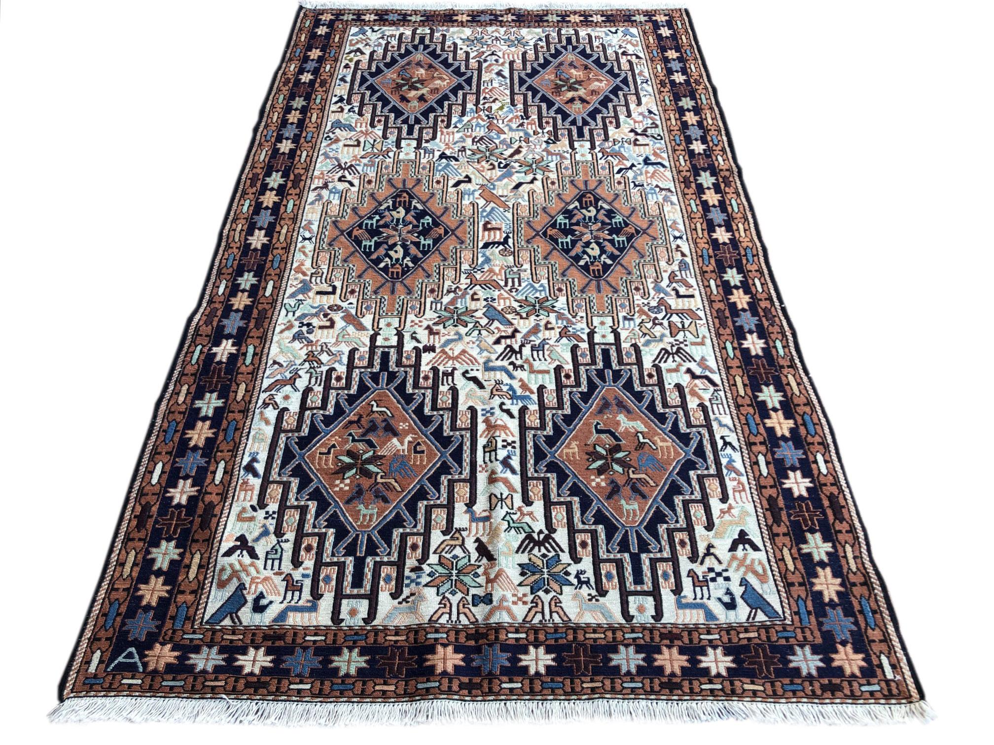 Ce tapis est un tapis Sumak qui est un type de brocart ou de poil tissé à plat. Il s'agit d'un tapis à tissage plat, plus épais que le Kilim et très robuste, mais il n'est pas réversible comme les Kilims car les fils non coupés sont laissés au dos.