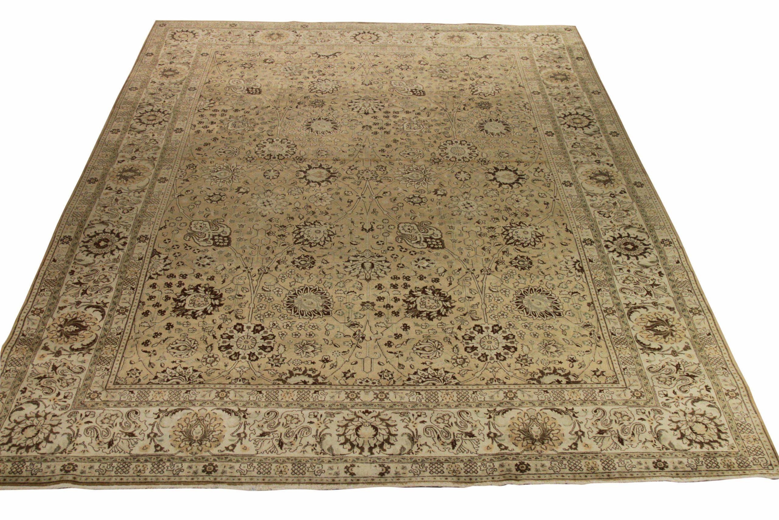 Découvrez l'élégance des tapis persans Tabriz de Circa 1880. Conçu avec une attention méticuleuse aux détails, ce design exclusif est parfait pour mettre en valeur votre espace.
