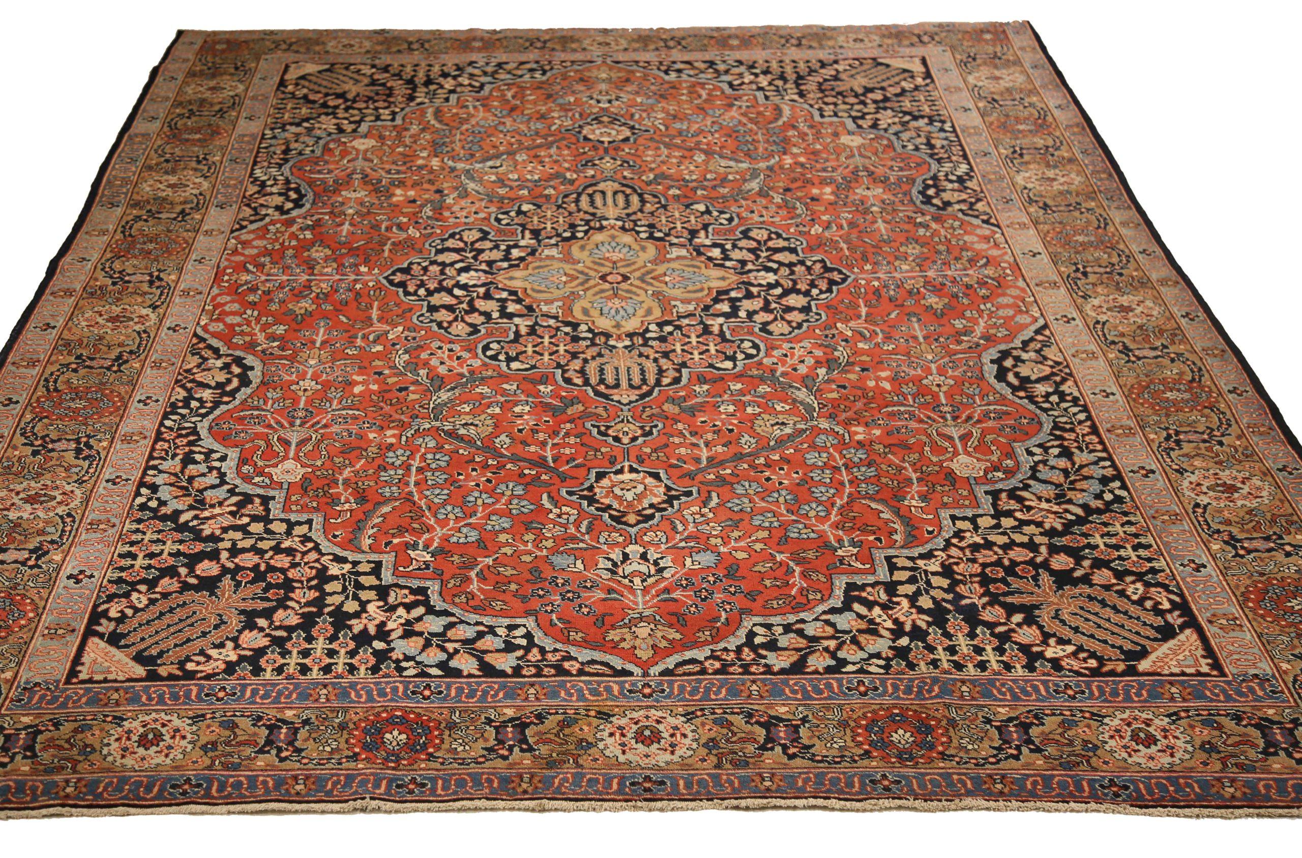 Entdecken Sie die Eleganz des persischen Täbris mit Teppichen um 1880. Dieses exklusive Design, das mit viel Liebe zum Detail entworfen wurde, ist perfekt, um Ihren Raum zu verschönern.
