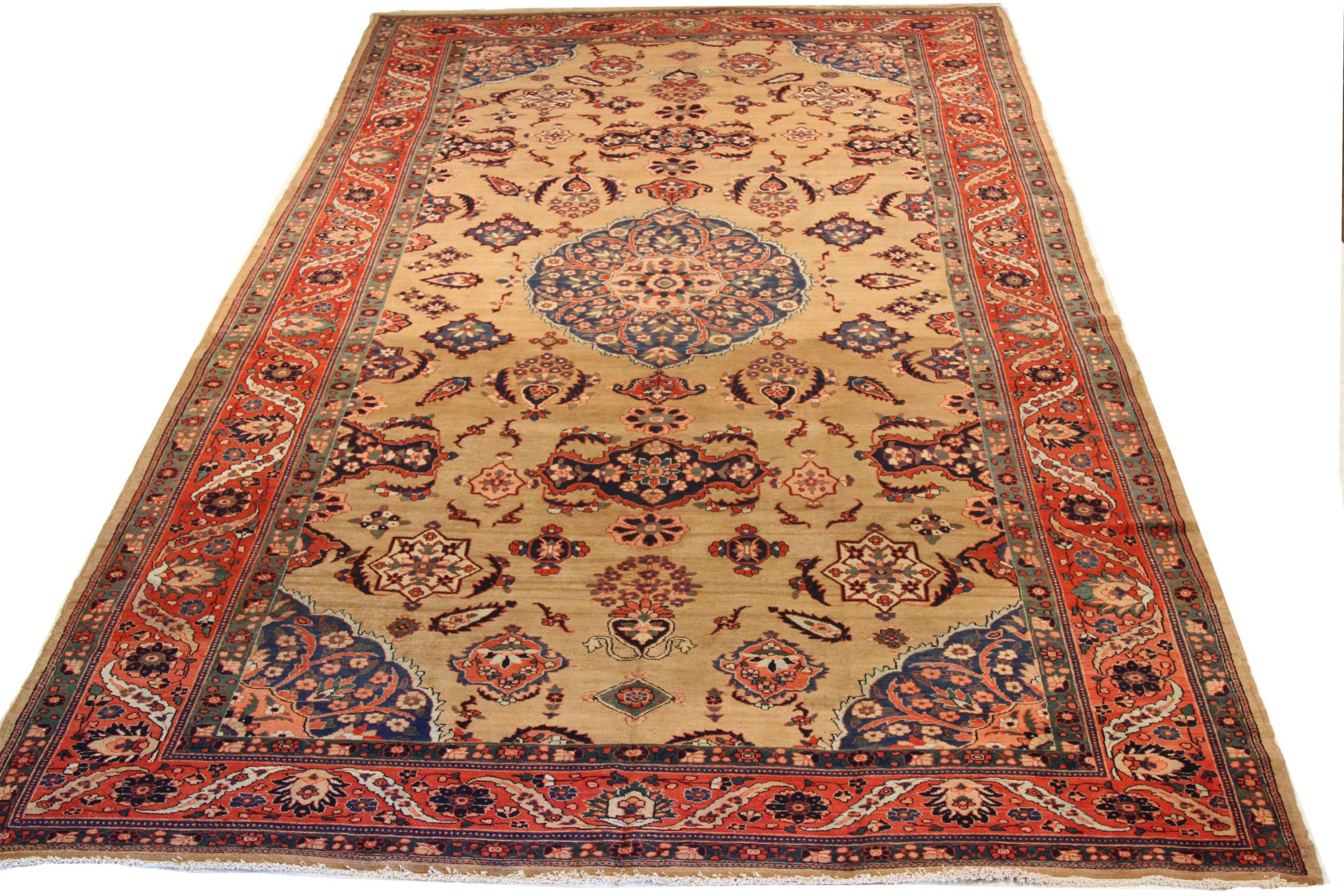 Scopri l'eleganza del Tabriz persiano con i tappeti d'area CIRCA del 1880. Progettato con una meticolosa attenzione ai dettagli, questo design esclusivo è perfetto per valorizzare il tuo spazio.
