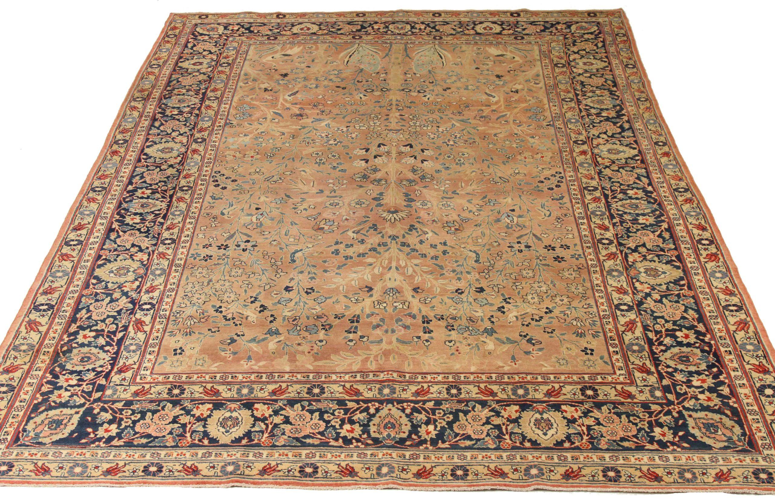 Descubre la elegancia de las alfombras persas Tabriz de Circa 1880. Diseñado con meticulosa atención al detalle, este diseño exclusivo es perfecto para realzar tu espacio.