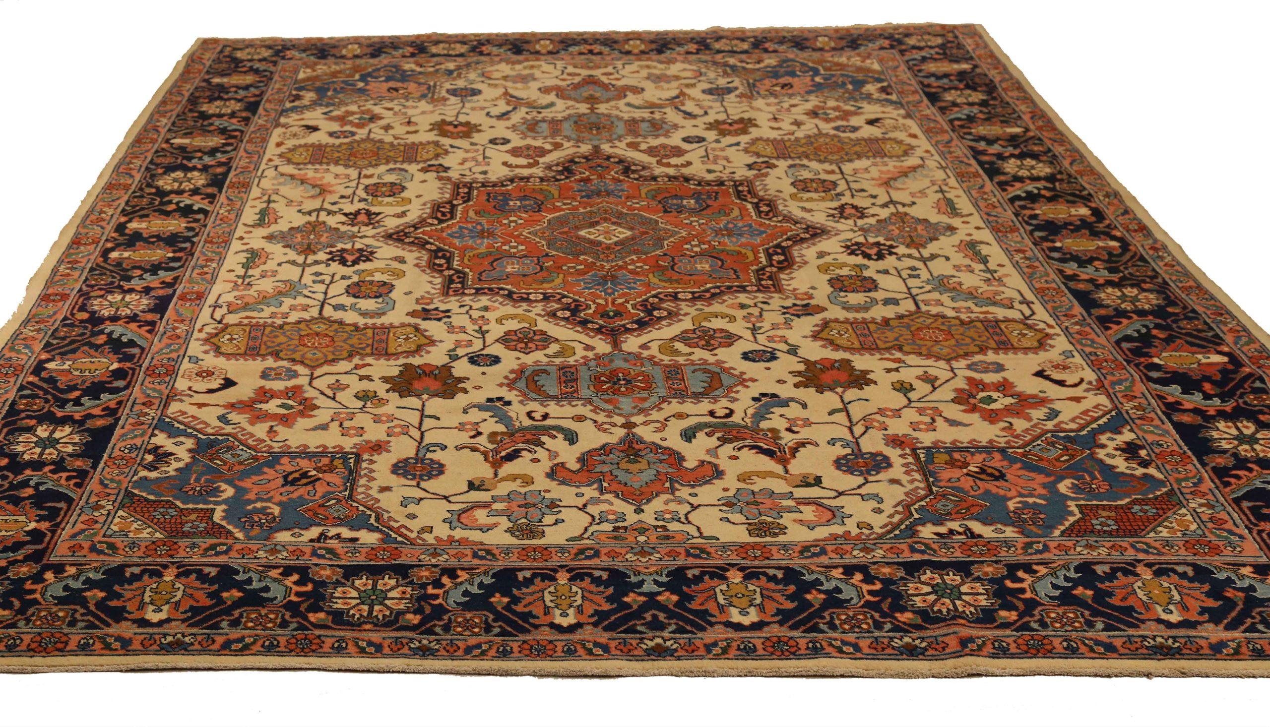 Entdecken Sie die Eleganz des persischen Täbris mit Teppichen um 1880. Dieses exklusive Design, das mit viel Liebe zum Detail entworfen wurde, ist perfekt, um Ihren Raum zu verschönern.