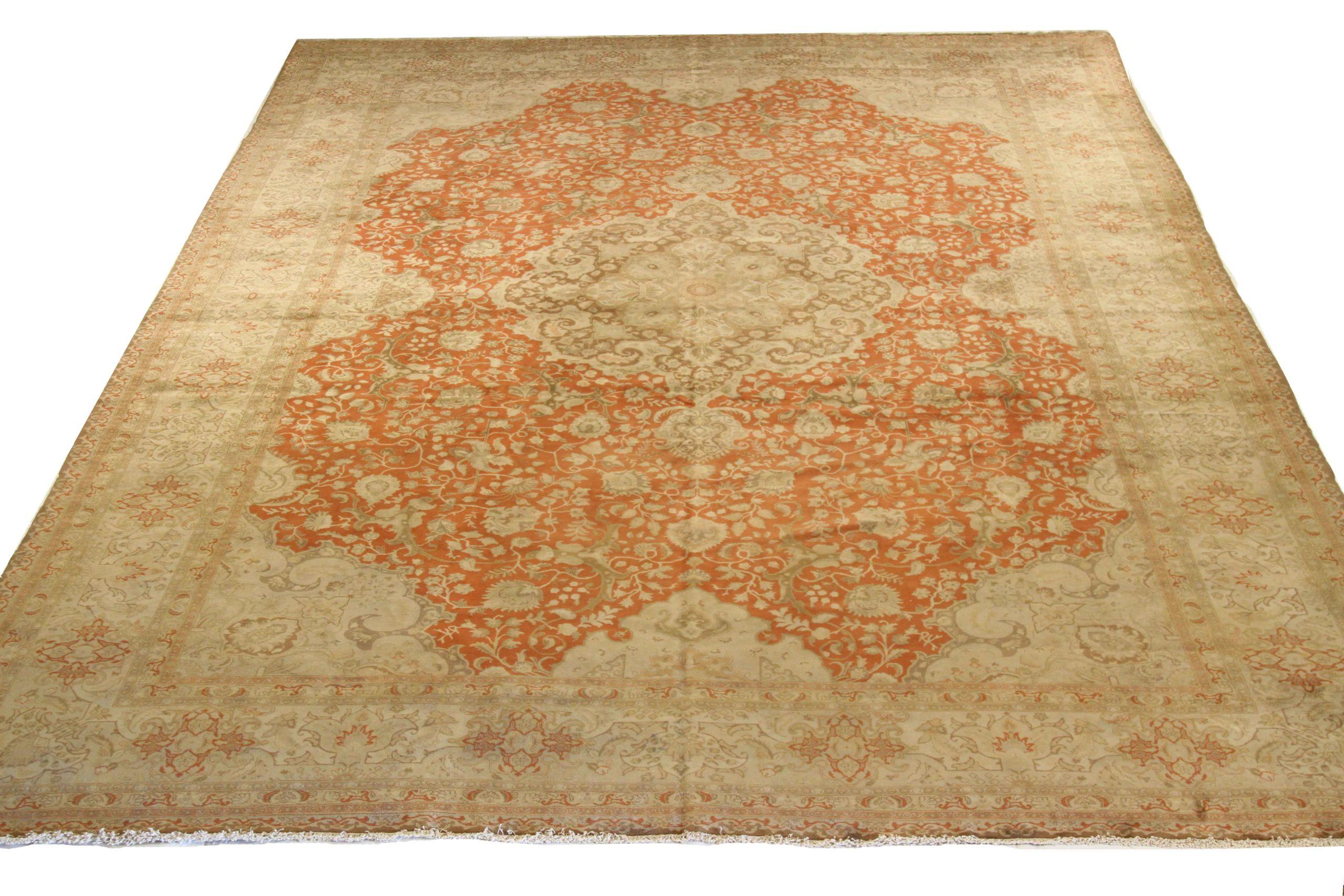 Scopri l'eleganza del Tabriz persiano con i tappeti d'area CIRCA del 1880. Progettato con una meticolosa attenzione ai dettagli, questo design esclusivo è perfetto per valorizzare il tuo spazio.
