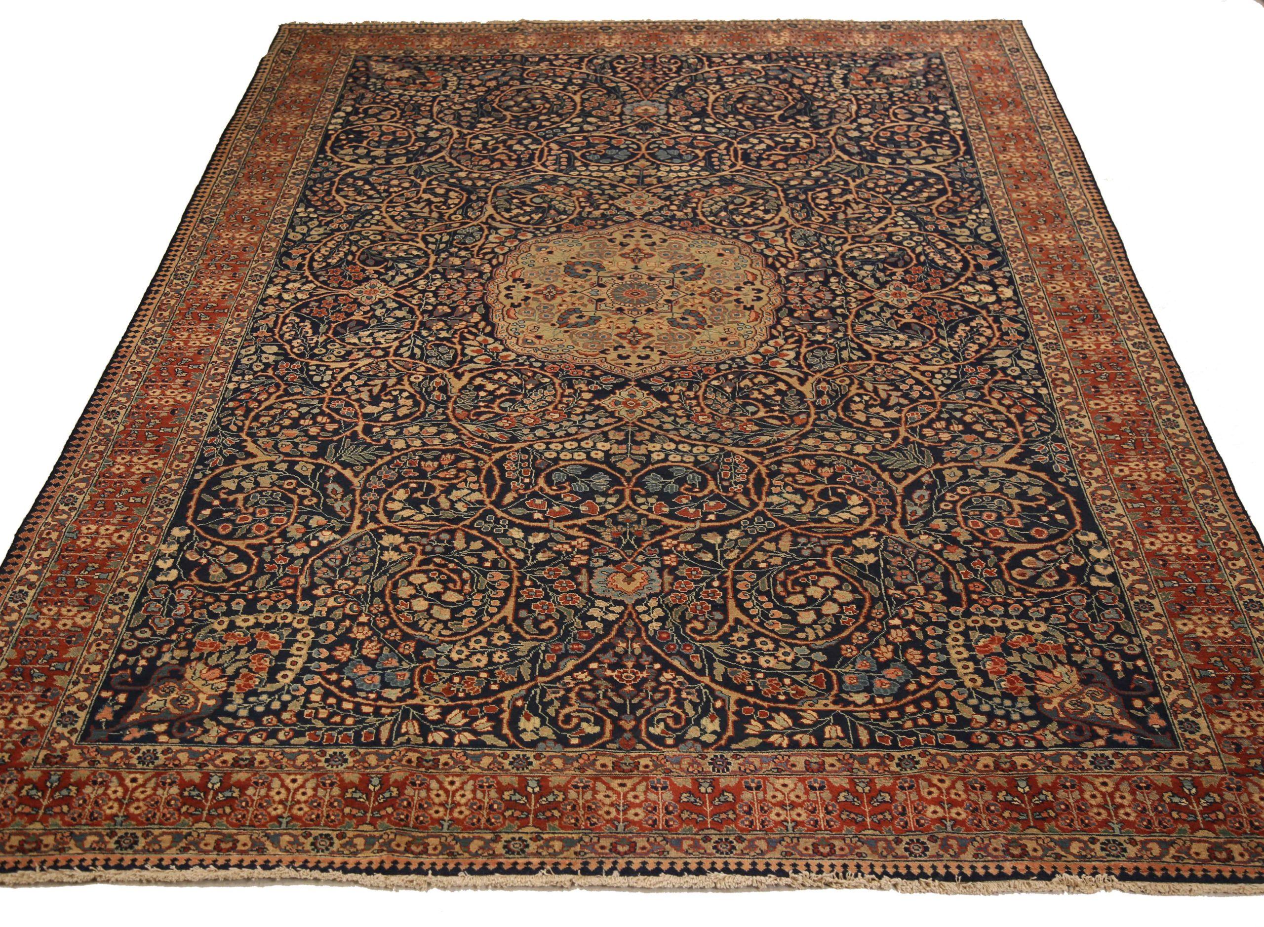 Entdecken Sie die Eleganz des persischen Täbris mit Teppichen um 1880. Dieses exklusive Design, das mit viel Liebe zum Detail entworfen wurde, ist perfekt, um Ihren Raum zu verschönern.