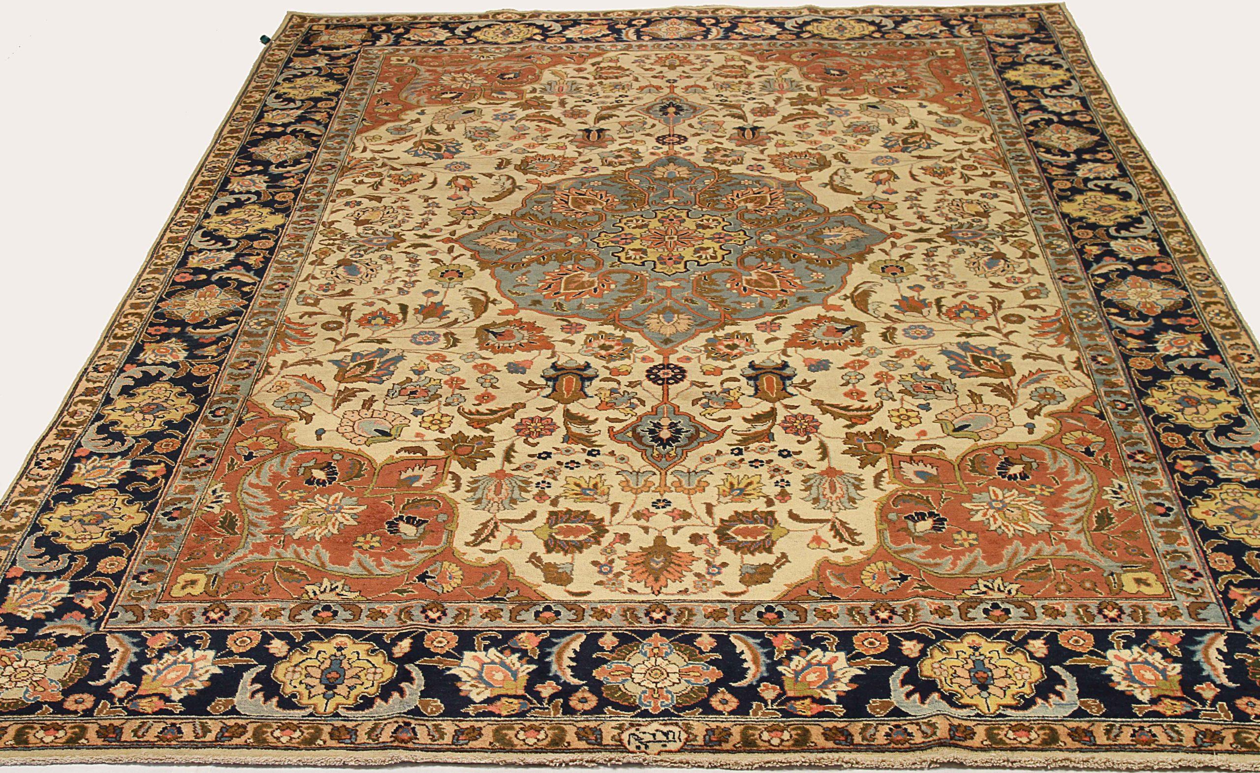 Scopri l'eleganza del Tabriz persiano con i tappeti d'area CIRCA del 1880. Progettato con una meticolosa attenzione ai dettagli, questo design esclusivo è perfetto per valorizzare il tuo spazio.