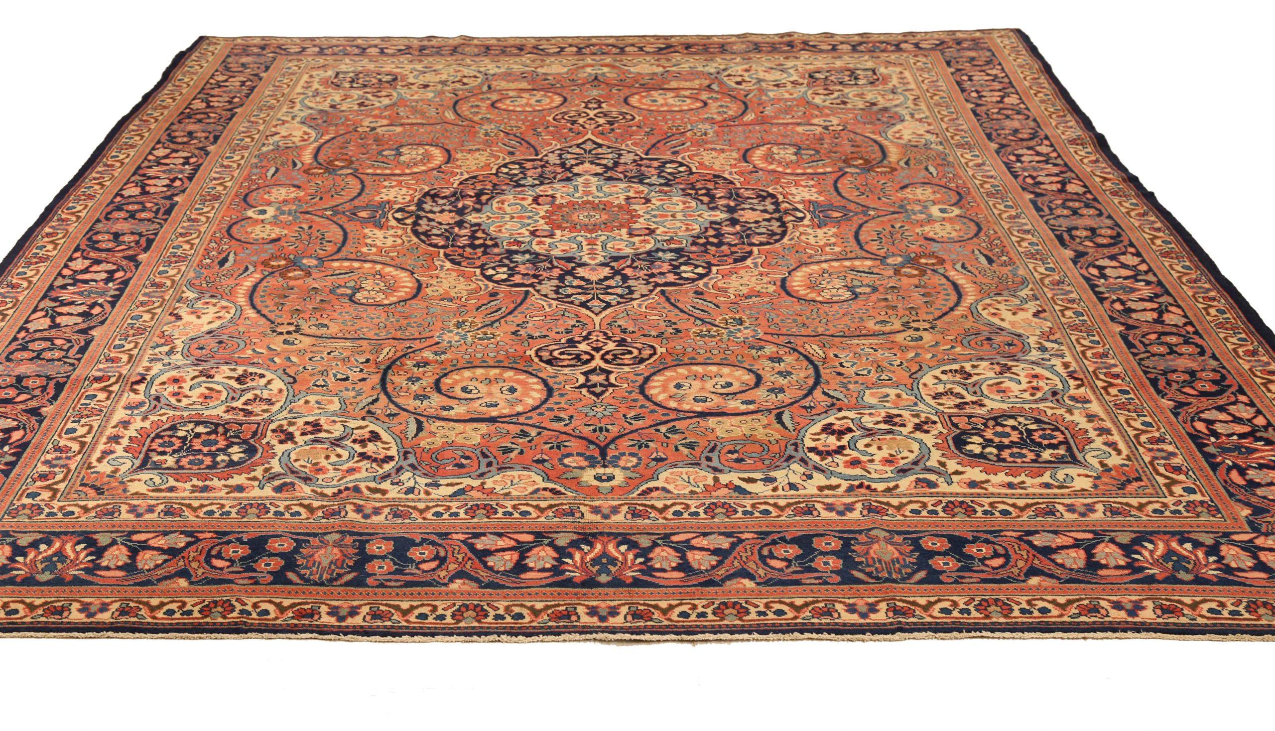 Scopri l'eleganza del Tabriz persiano con i tappeti d'area CIRCA del 1880. Progettato con una meticolosa attenzione ai dettagli, questo design esclusivo è perfetto per valorizzare il tuo spazio.