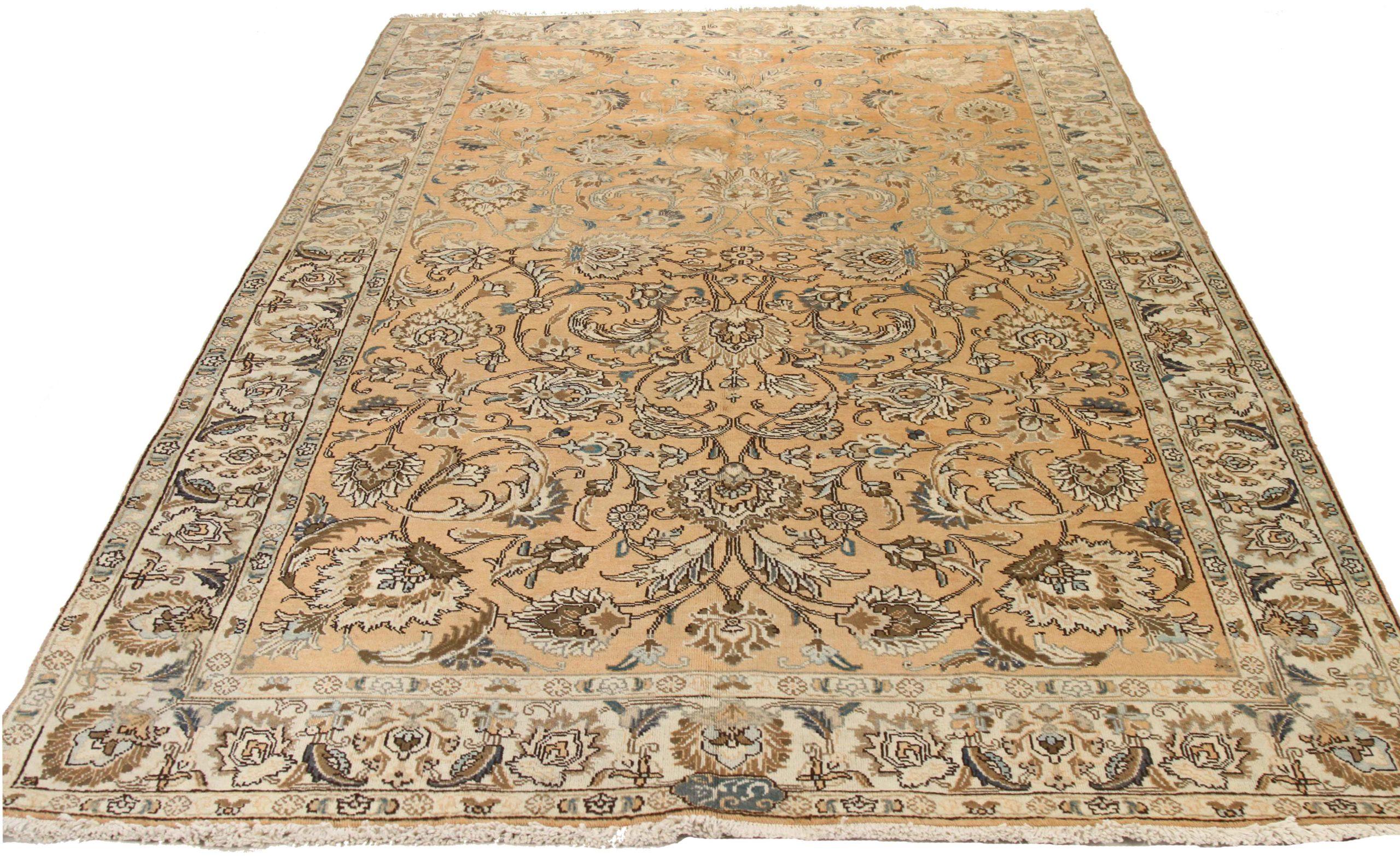 Entdecken Sie die Eleganz des persischen Täbris mit Teppichen um 1880. Dieses exklusive Design, das mit viel Liebe zum Detail entworfen wurde, ist perfekt, um Ihren Raum zu verschönern.
