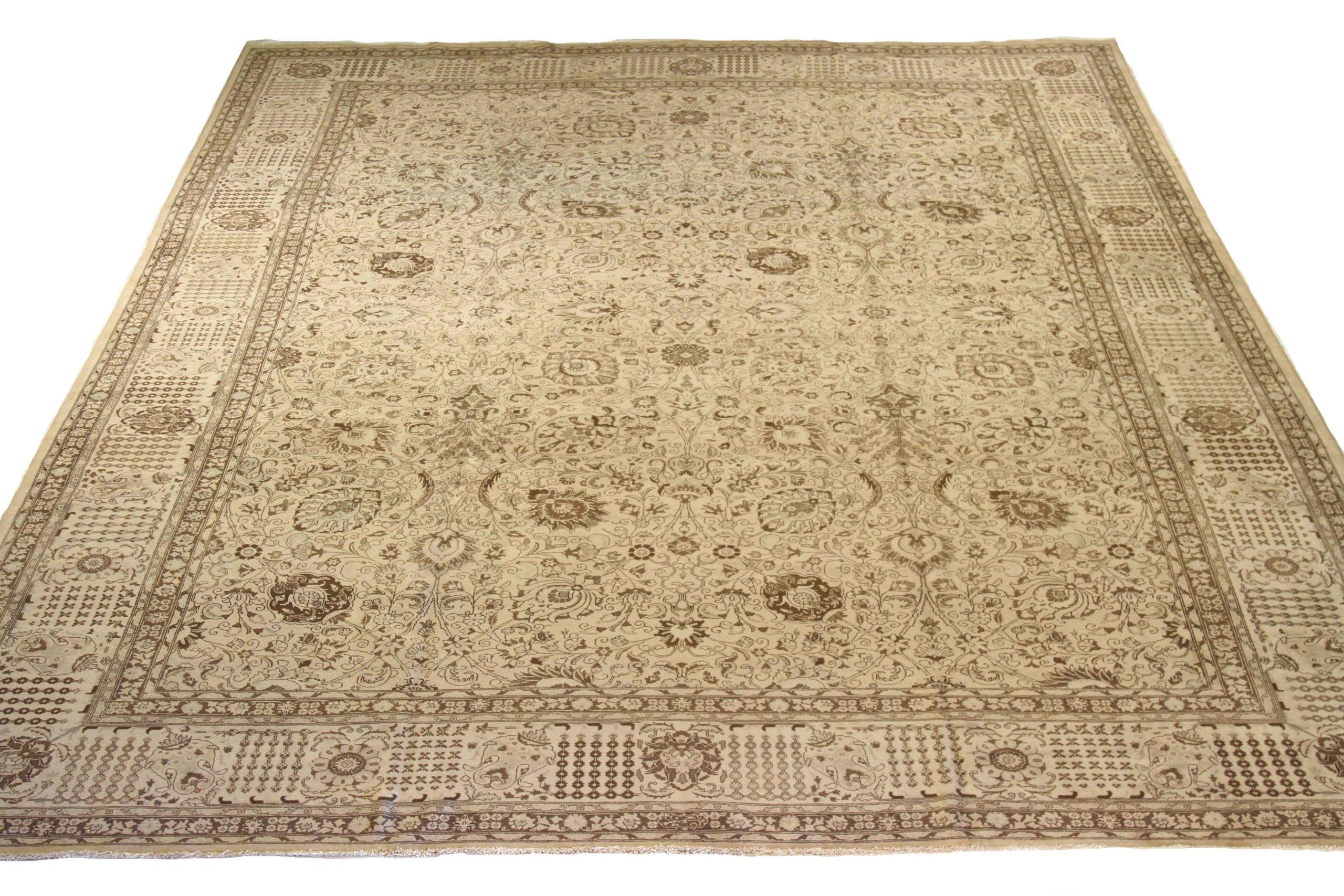 Scopri l'eleganza del Tabriz persiano con i tappeti d'area CIRCA del 1880. Progettato con una meticolosa attenzione ai dettagli, questo design esclusivo è perfetto per valorizzare il tuo spazio.