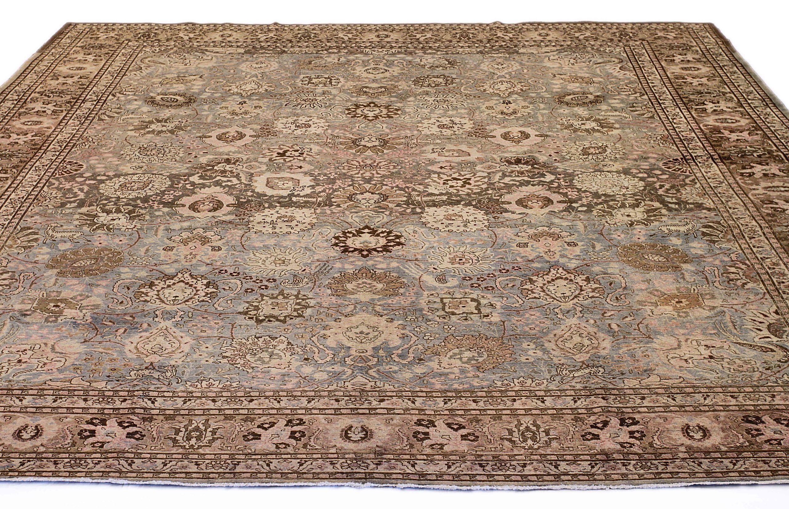 Scopri l'eleganza del Tabriz persiano con i tappeti d'area CIRCA del 1880. Progettato con una meticolosa attenzione ai dettagli, questo design esclusivo è perfetto per valorizzare il tuo spazio.