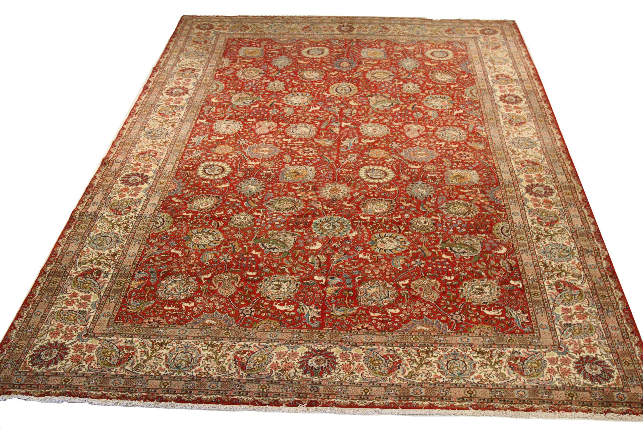 Scopri l'eleganza del Tabriz persiano con i tappeti d'area CIRCA del 1880. Progettato con una meticolosa attenzione ai dettagli, questo design esclusivo è perfetto per valorizzare il tuo spazio.