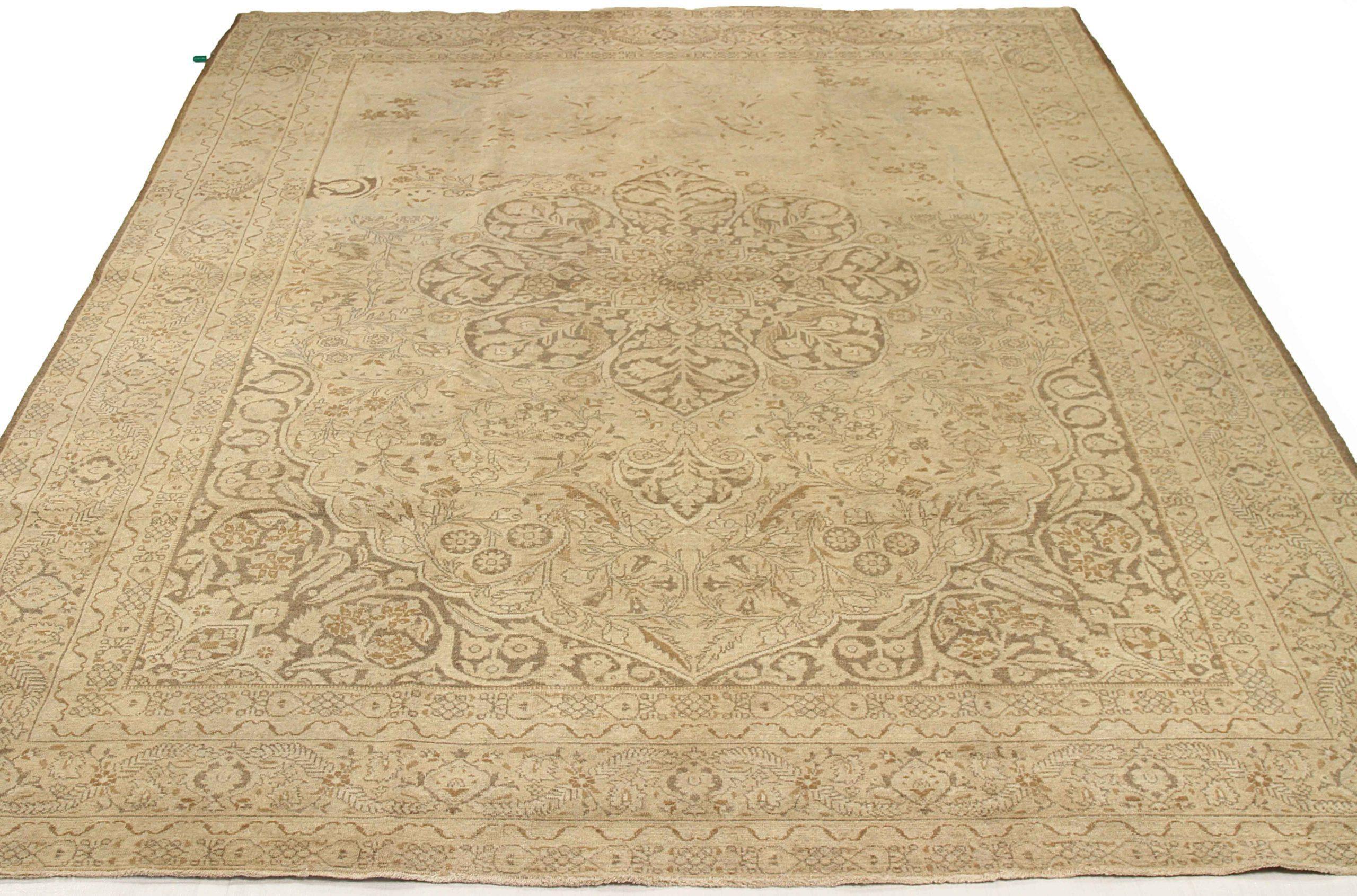 Scopri l'eleganza del Tabriz persiano con i tappeti d'area CIRCA del 1880. Progettato con una meticolosa attenzione ai dettagli, questo design esclusivo è perfetto per valorizzare il tuo spazio.