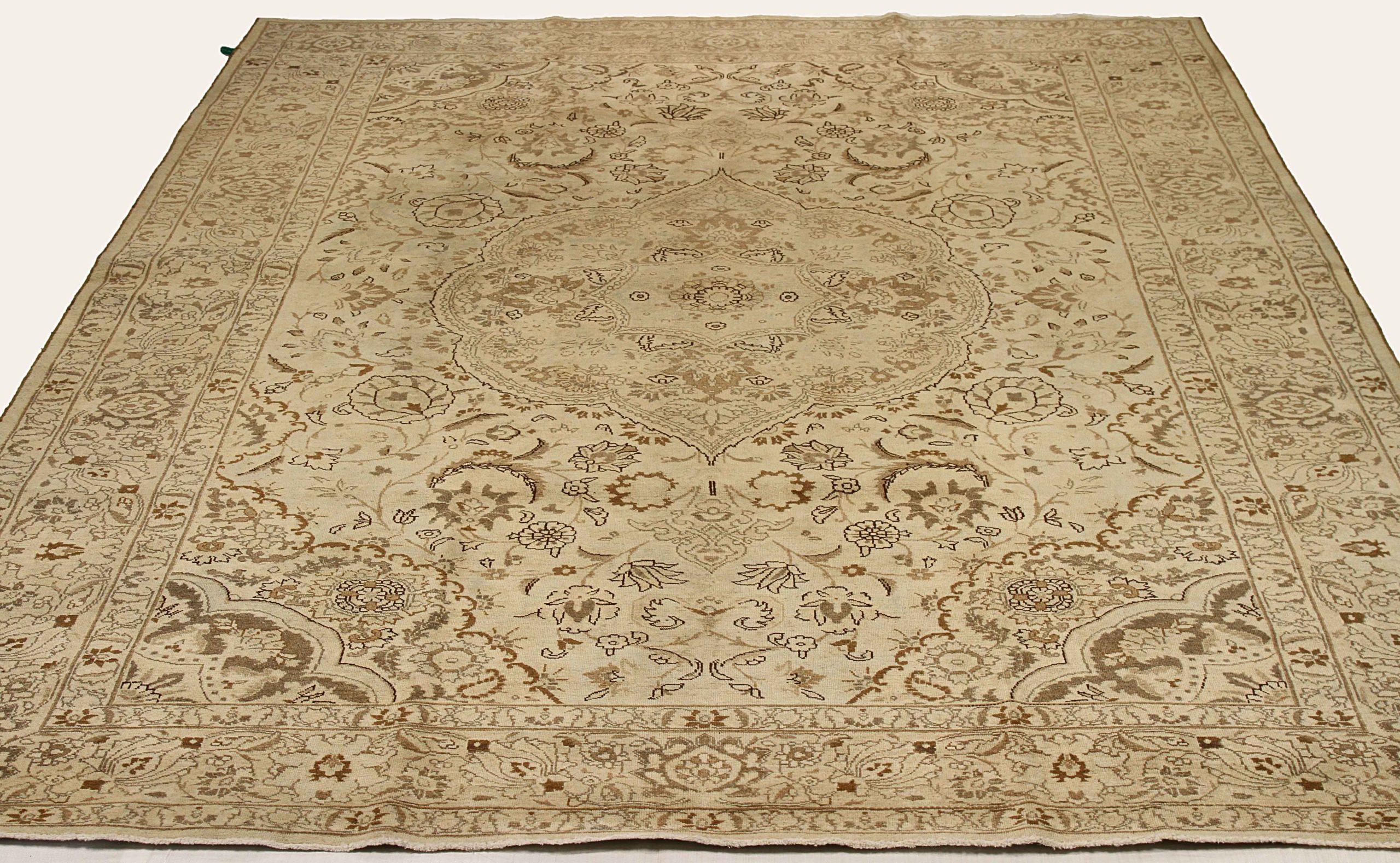 Scopri l'eleganza del Tabriz persiano con i tappeti d'area CIRCA del 1880. Progettato con una meticolosa attenzione ai dettagli, questo design esclusivo è perfetto per valorizzare il tuo spazio.
